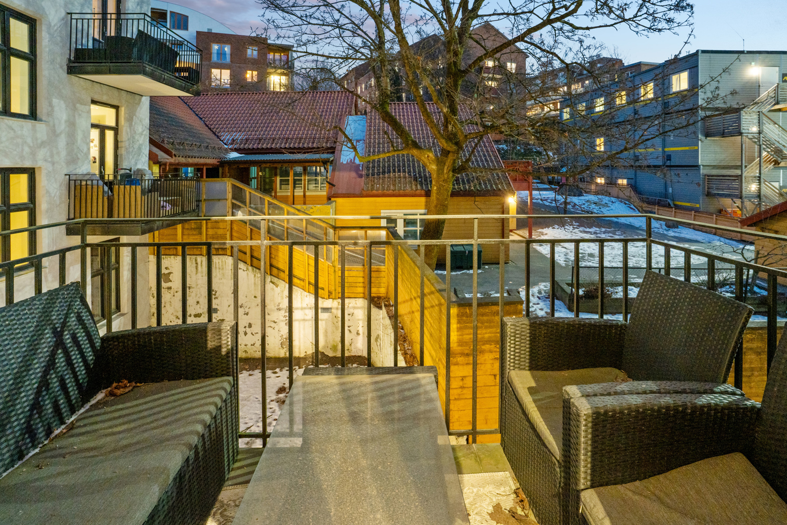 Velkommen til Sporveisgata 23B! En lys og delikat 3-roms leilighet med attraktiv beliggenhet mellom Bislett og Majorstuen.