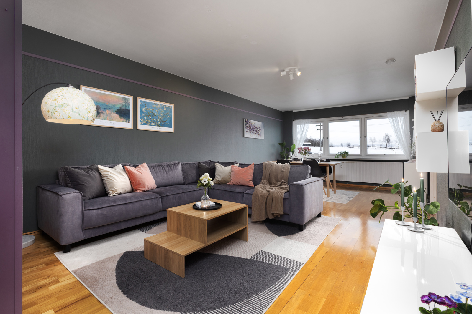 Elisabeth Nilsen v/ OBOS Eiendomsmeglere har gleden av å presentere Oluf Melvolds gate 72! Foto: SKILDRE v/ Martin Nilsen.