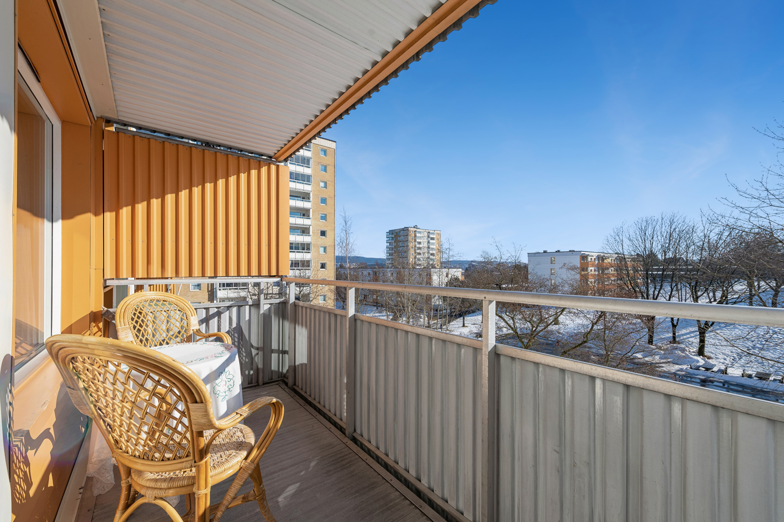 Velkommen til Kalbakkveien 19 B. Gjennomgående 3 roms med god planløsning. Nyt en usjenert stund på egen balkong.