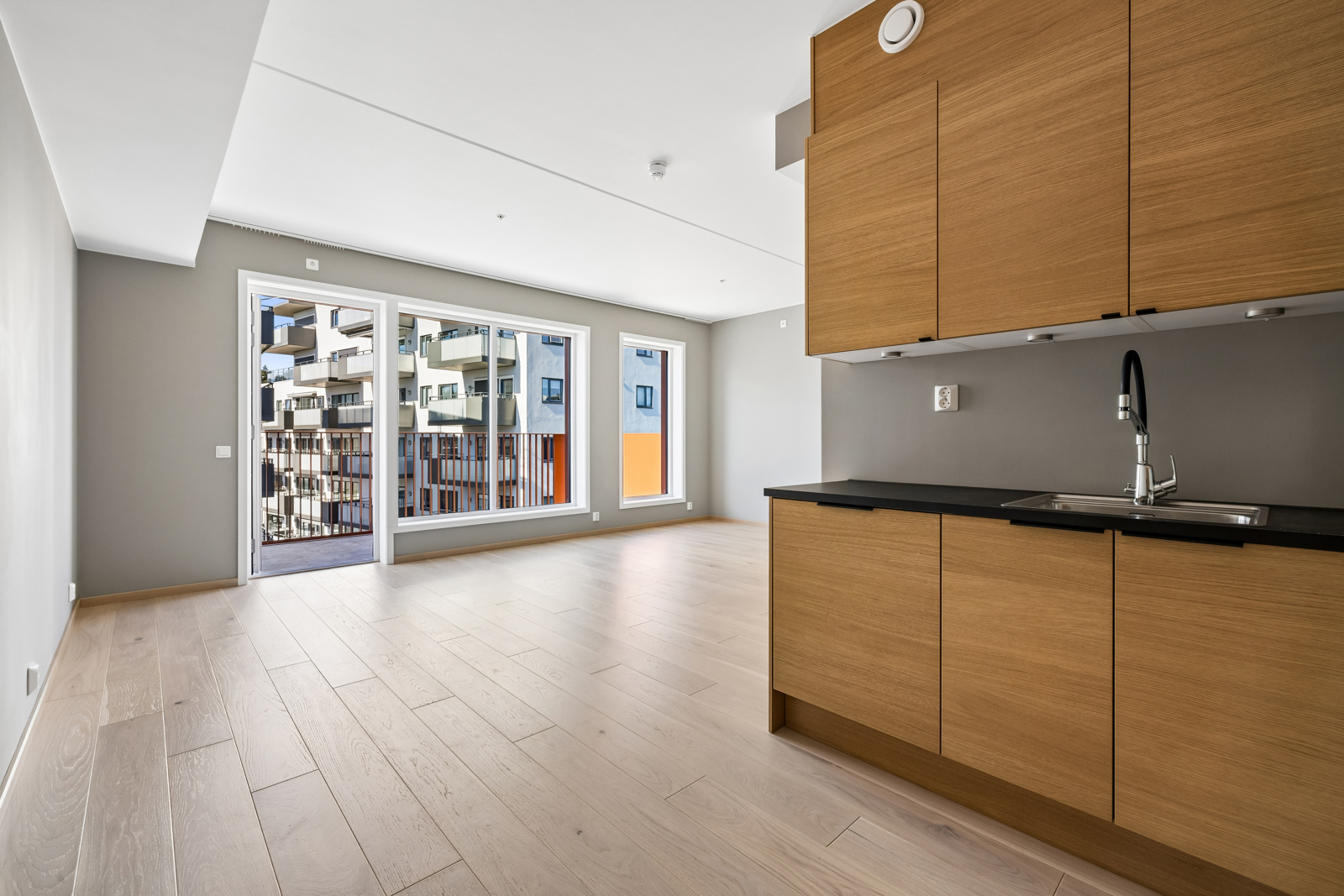 Velkommen til Ingvald Kristiansens gate 5, 5. etasje. Heis til garasjeplass med elbillader. 2 balkonger.