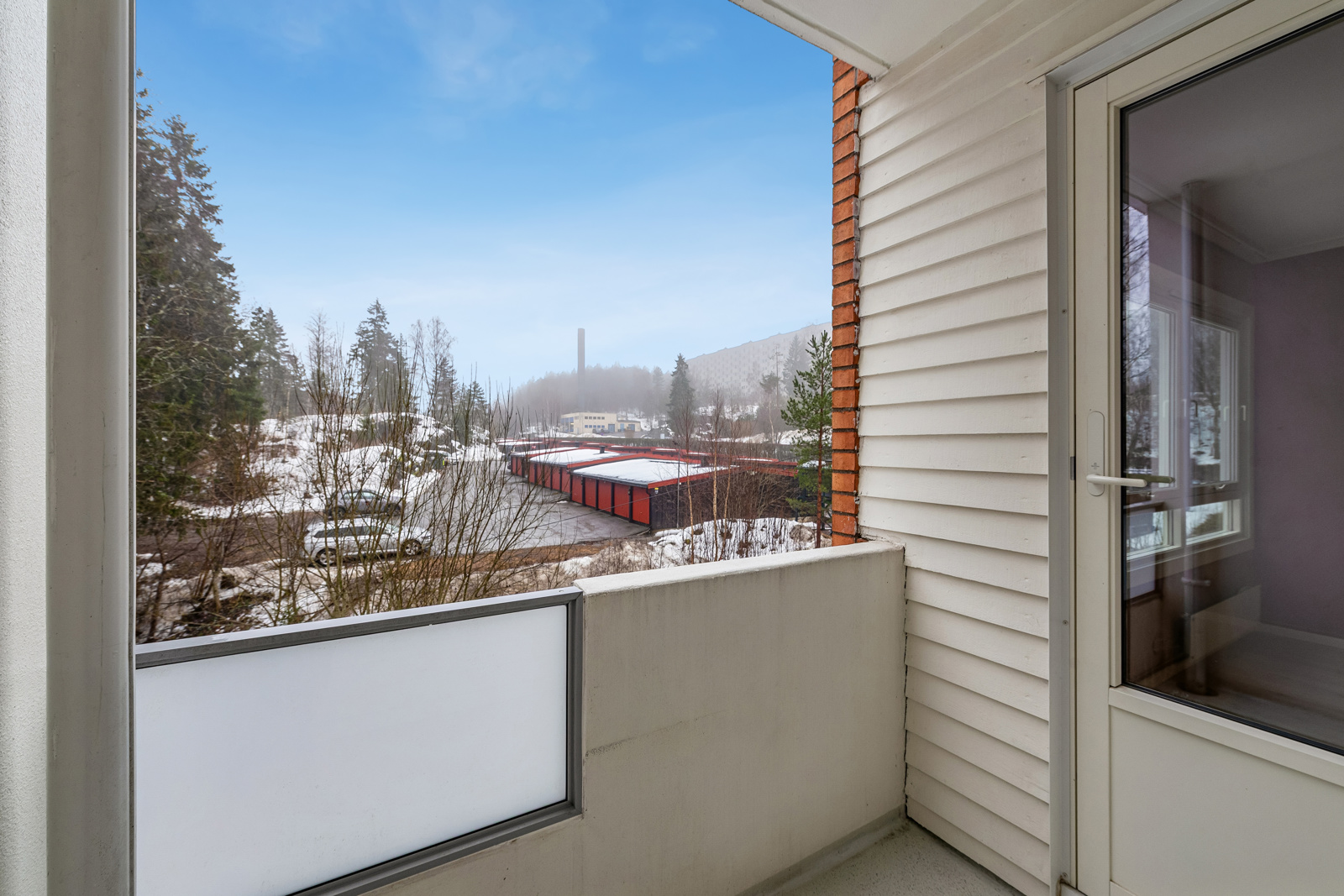 Velkommen til Ammerudveien 103. Arealeffektiv og påkostet 3 roms i "Lilleblokka". Solrik balkong. Rehabilitert bad. Nært buss, t-bane og Lillomarka.