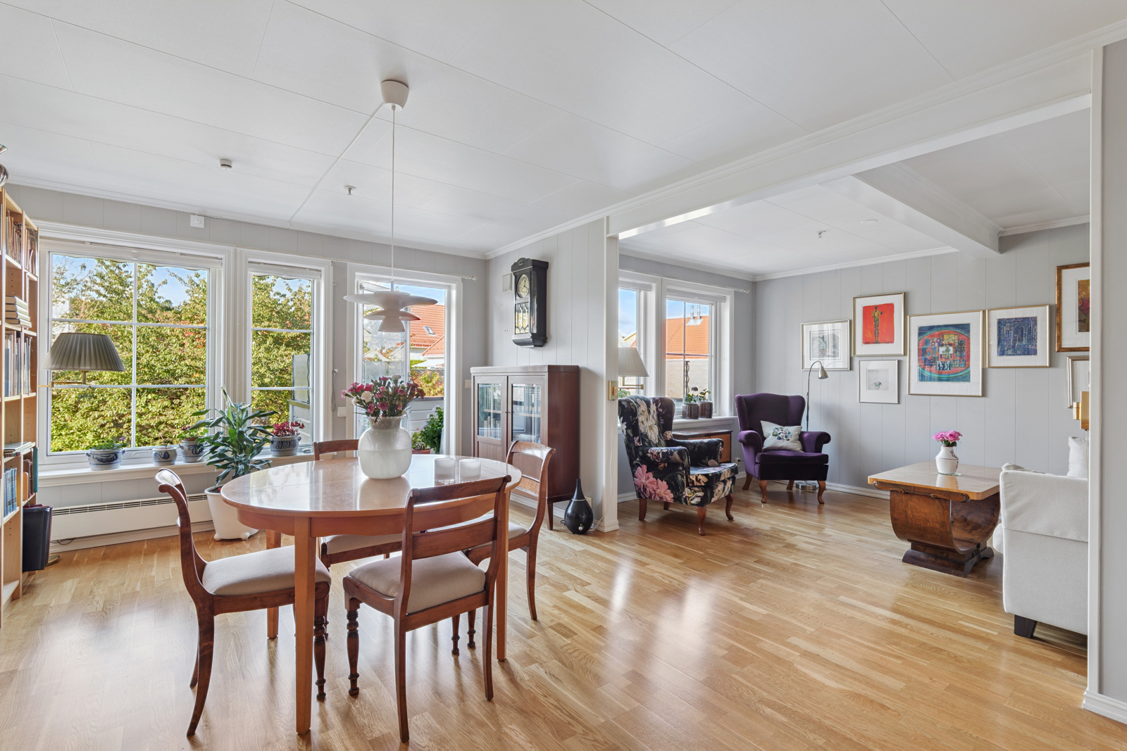 Velkommen til Døsserødveien 9B! Boligen har en romslig stue med god plass til møblering. Utgang til solrik og skjermet balkong