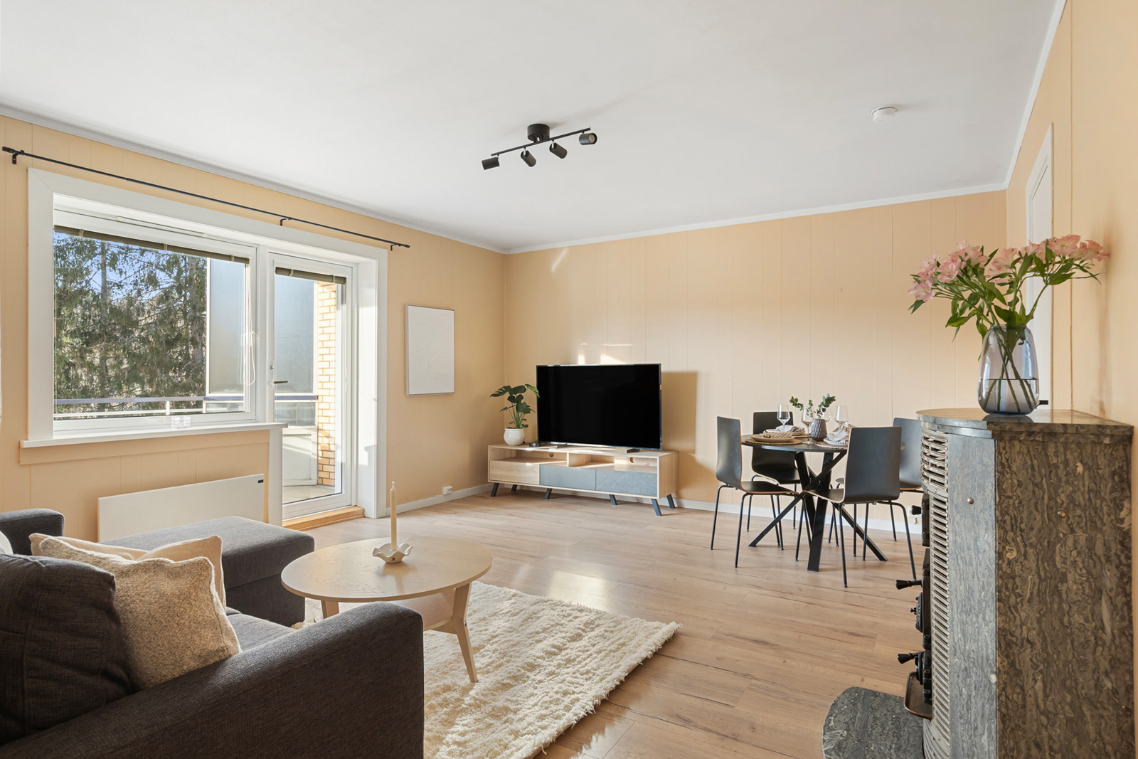 OBOS eiendomsmeglere v/ Mads Wendel Scheie har gleden av å presentere Mellombølgen 64 Foto: Nanna Wolden