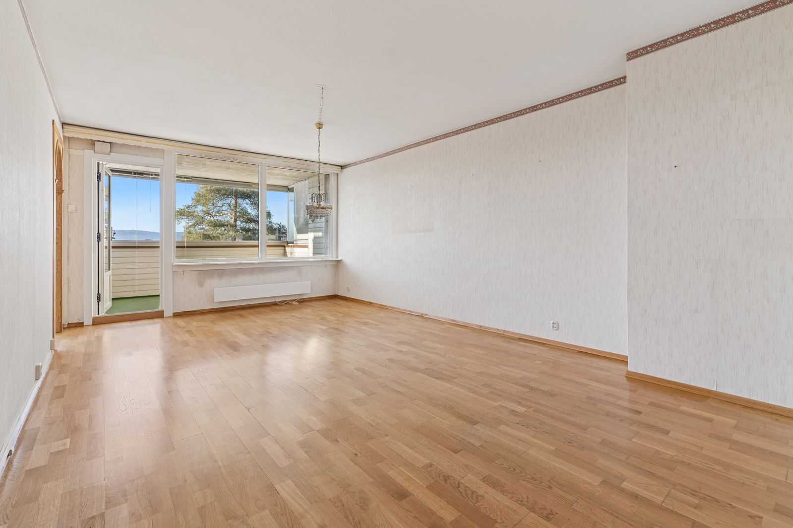 Velkommen til Erlends vei 15. Boligen presenteres av OBOS eiendomsmeglere v/ Nils Tore Gjone. Foto: Benjamin Korn. EFKT