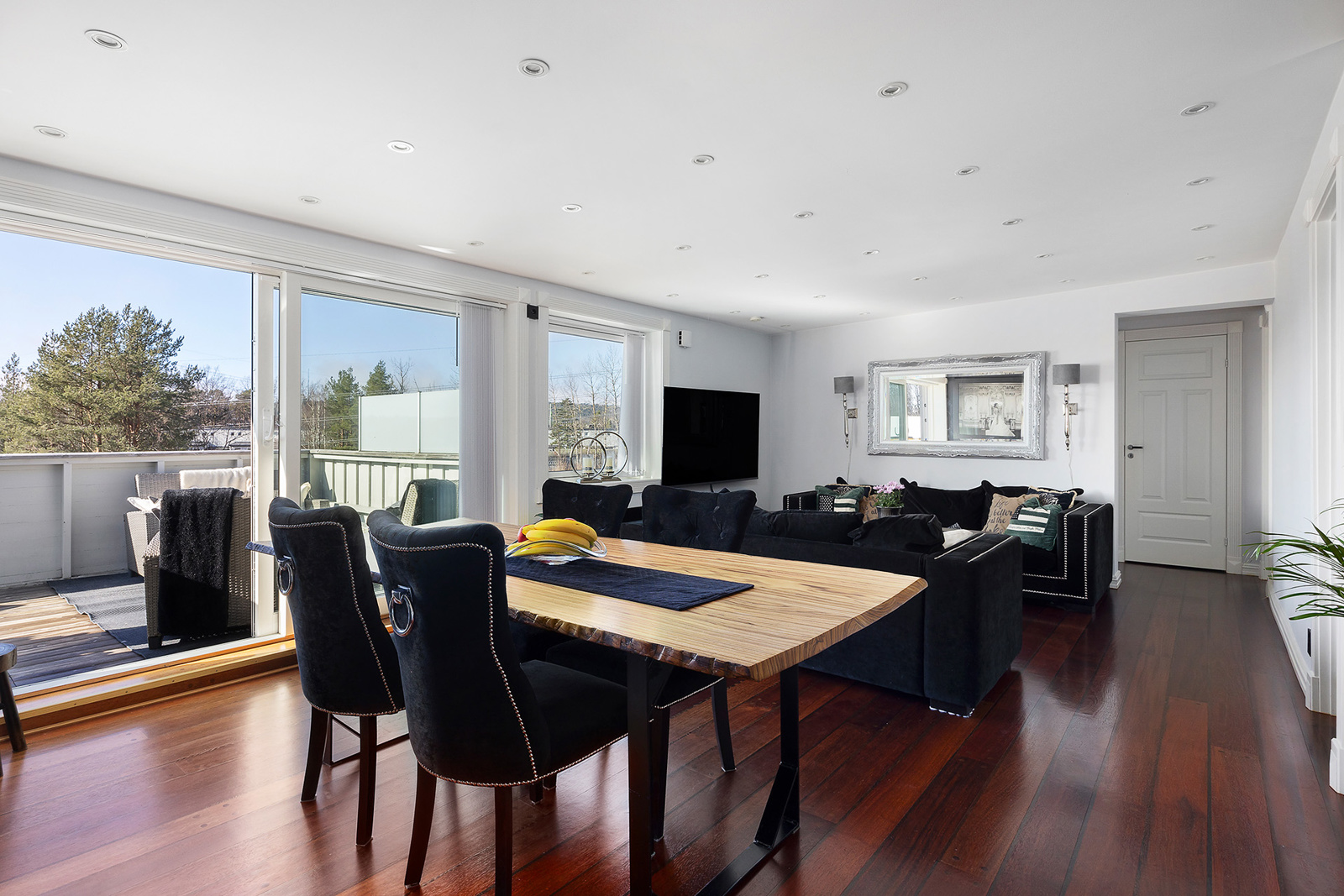 Velkommen til Plogveien 66 - Presentert av Therese Eng, OBOS Eiendomsmeglere, avd. Lambertseter/Manglerud. Foto: Diakrit