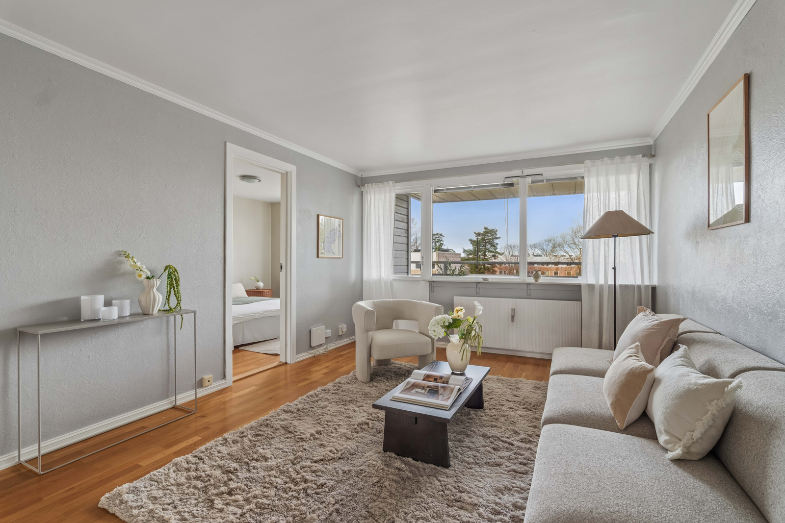 Velkommen til Kjernåsveien 5 C i Vestskogen Borettslag. En lys og populær 3 roms leilighet i 3 etasje (toppleilighet) med flott utsikt til borettslagets fellesarealer. Vestvendt og solrikt!