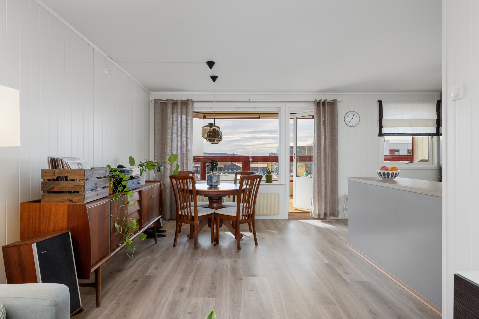 Elisabeth Nilsen v/ OBOS Eiendomsmeglere har gleden av å presentere Kornsilovegen 47C! Foto: SKILDRE v/ Martin Nilsen.