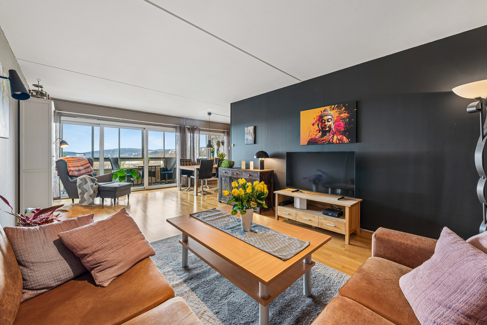 OBOS Eiendomsmeglere v/ Guro S. Røysi har gleden av å presentere en lys og romslig leilighet med en attraktiv intern beliggenhet i Stovnerhøgda borettslag.