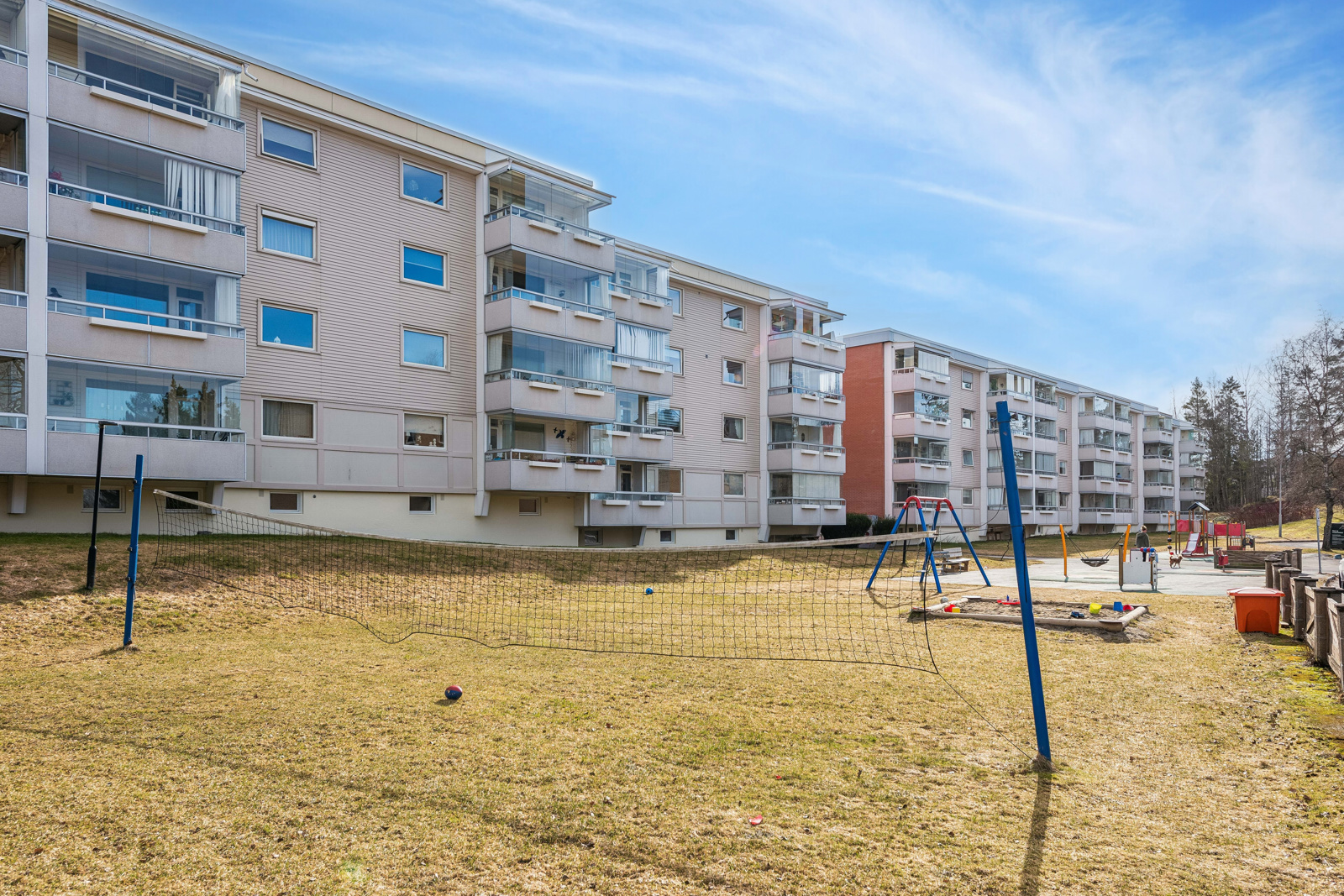 Fasaden og balkongen vender mot vest - supre solforhold!