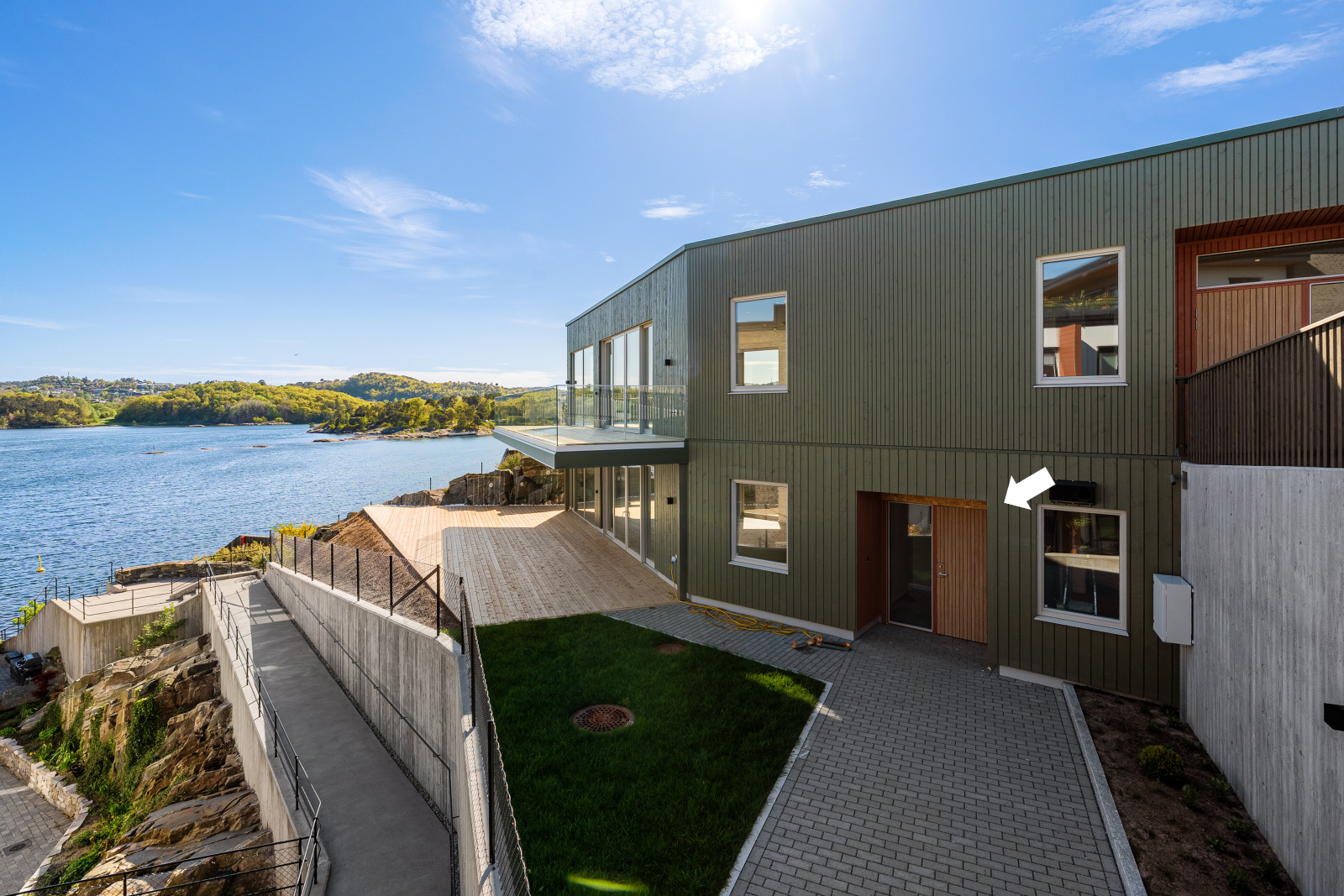 Pilen viser leilighetens inngangsparti. 