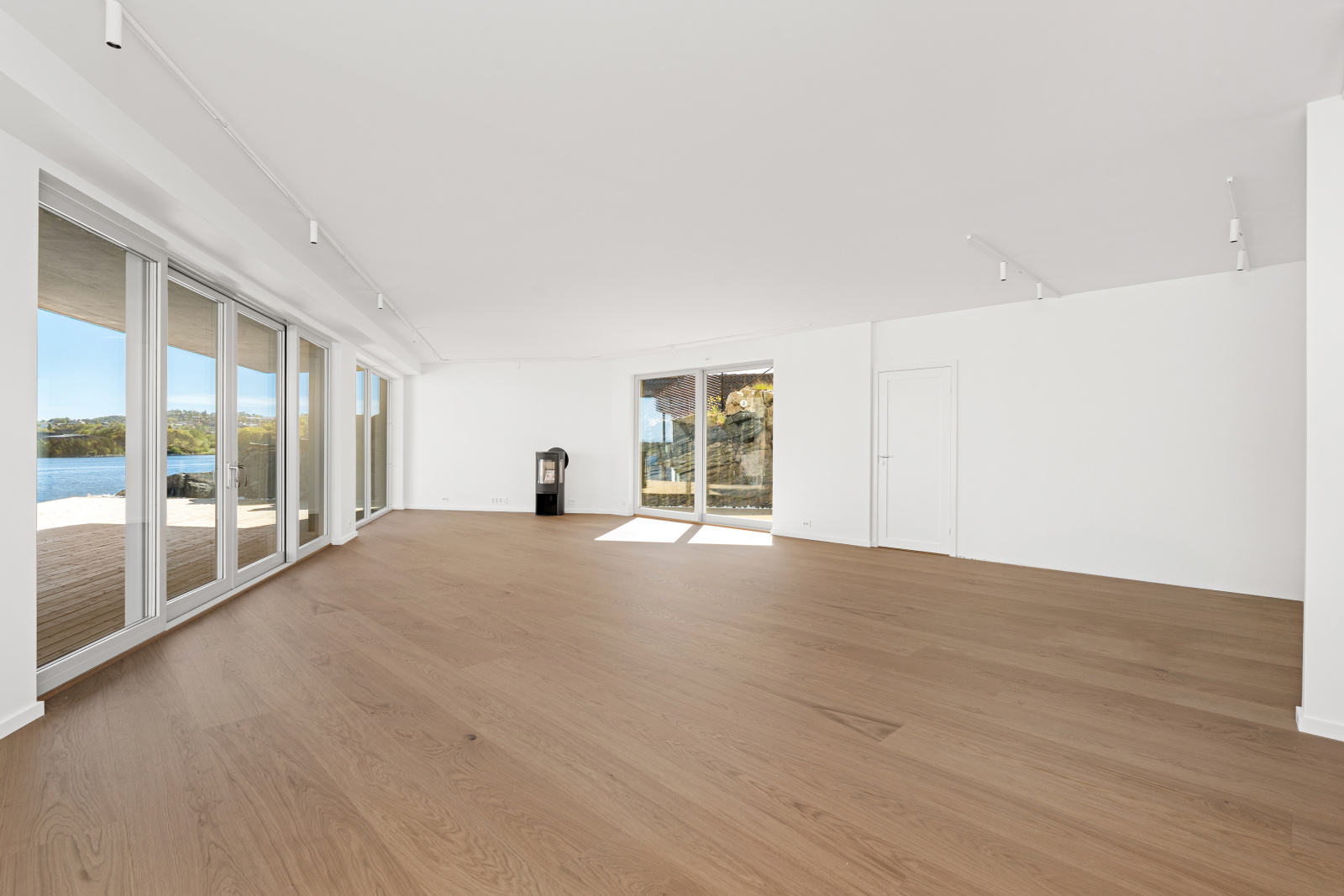 Vedfyring og utgang til stor terrasse.