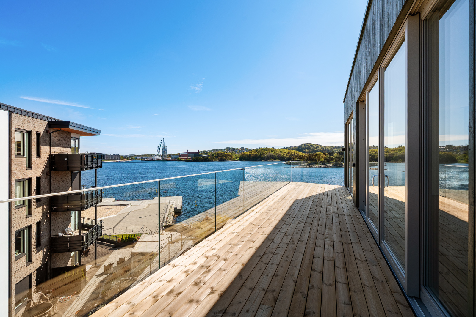 Leilighet beliggende i andre etasje. Stor balkong med svært gode sol og utsiktsforhold.