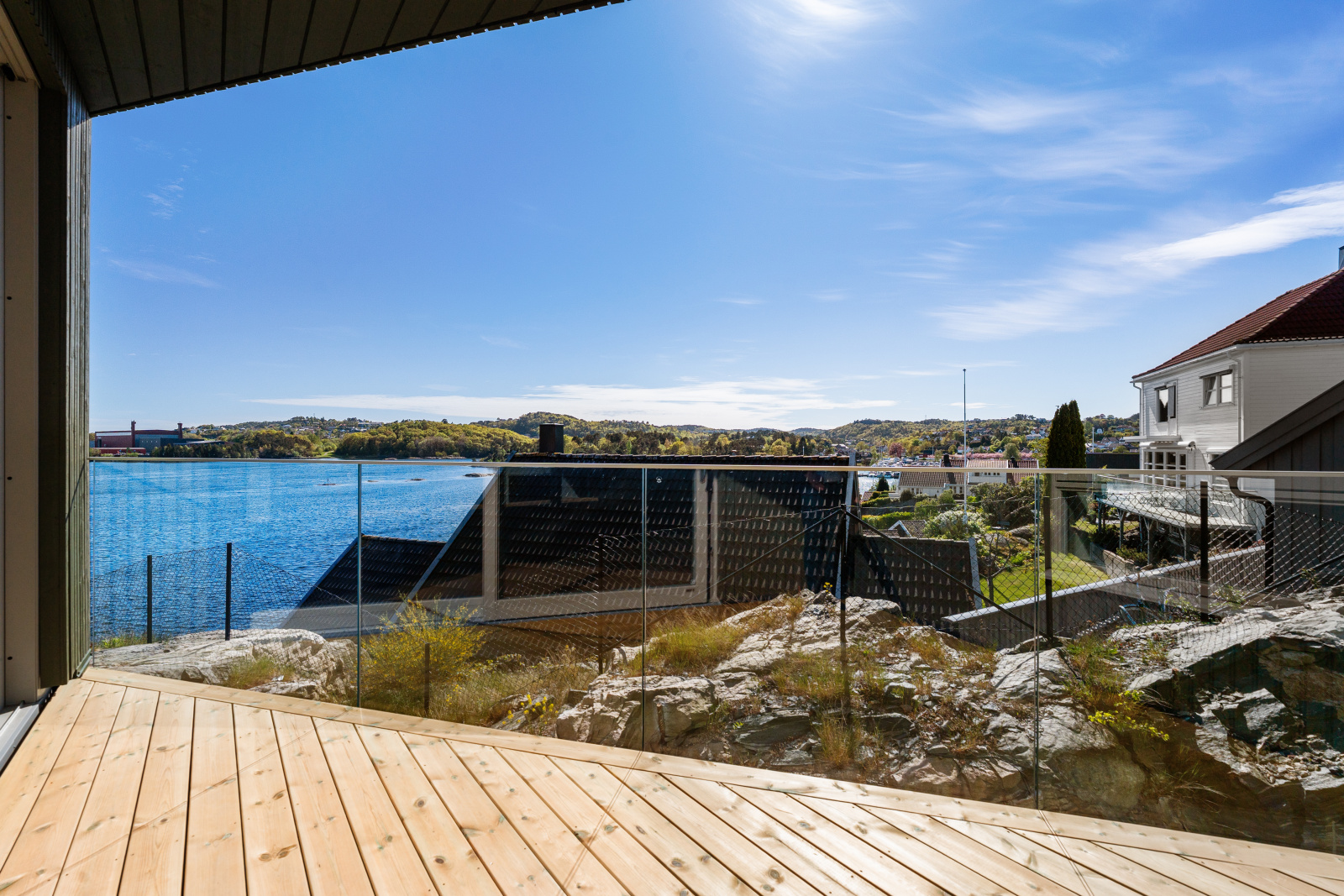 Leiligheten har også en mindre balkong på den vestlige delen av bygget.