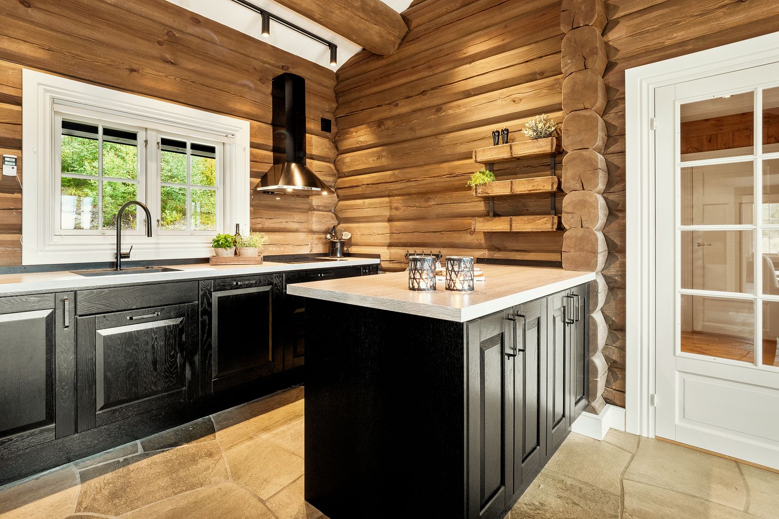 Tidløs kjøkkeninnredning med profilerte fronter.