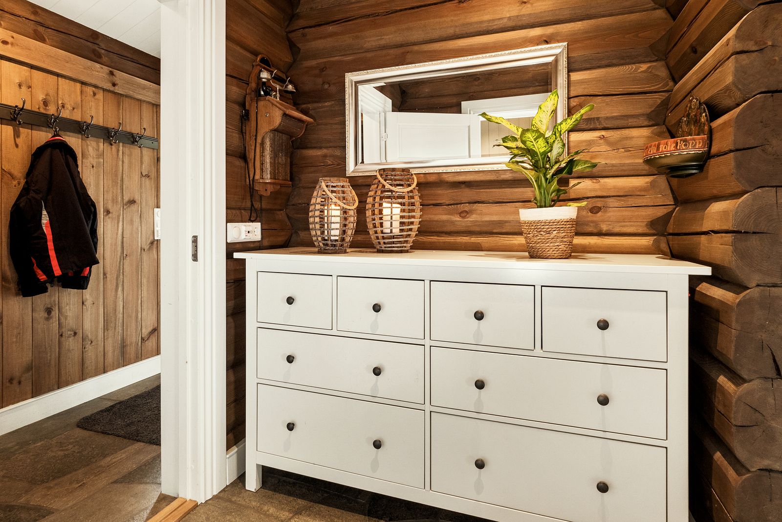 Koselige entré med god plass til oppbevaring av yttertøy.