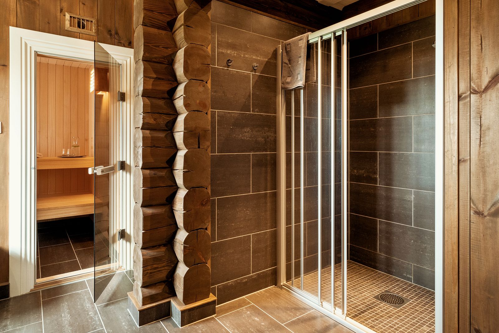 Lekkert bad med direkte adkomst til badstue.