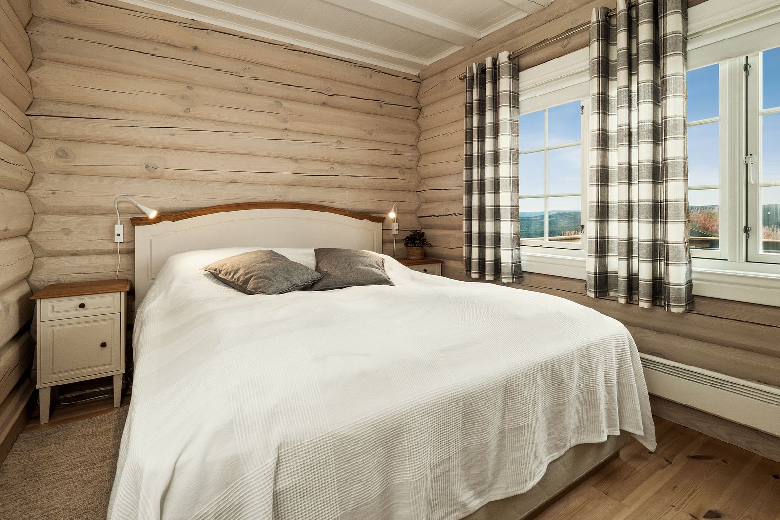 Hytta har 3 soverom i første etasje med lune fargetoner.