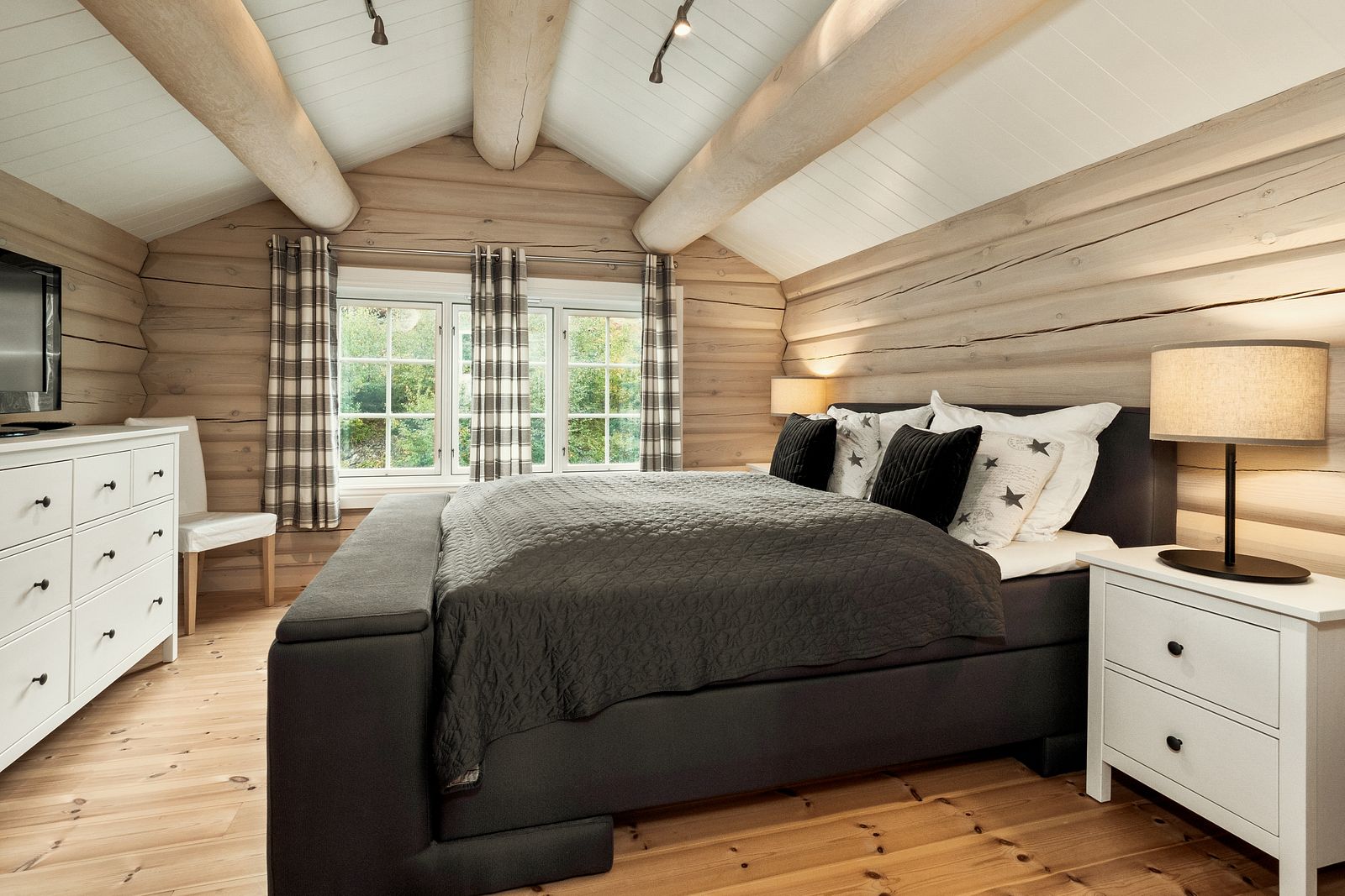 To lune og romslige soverom i hyttas andre etasje. 