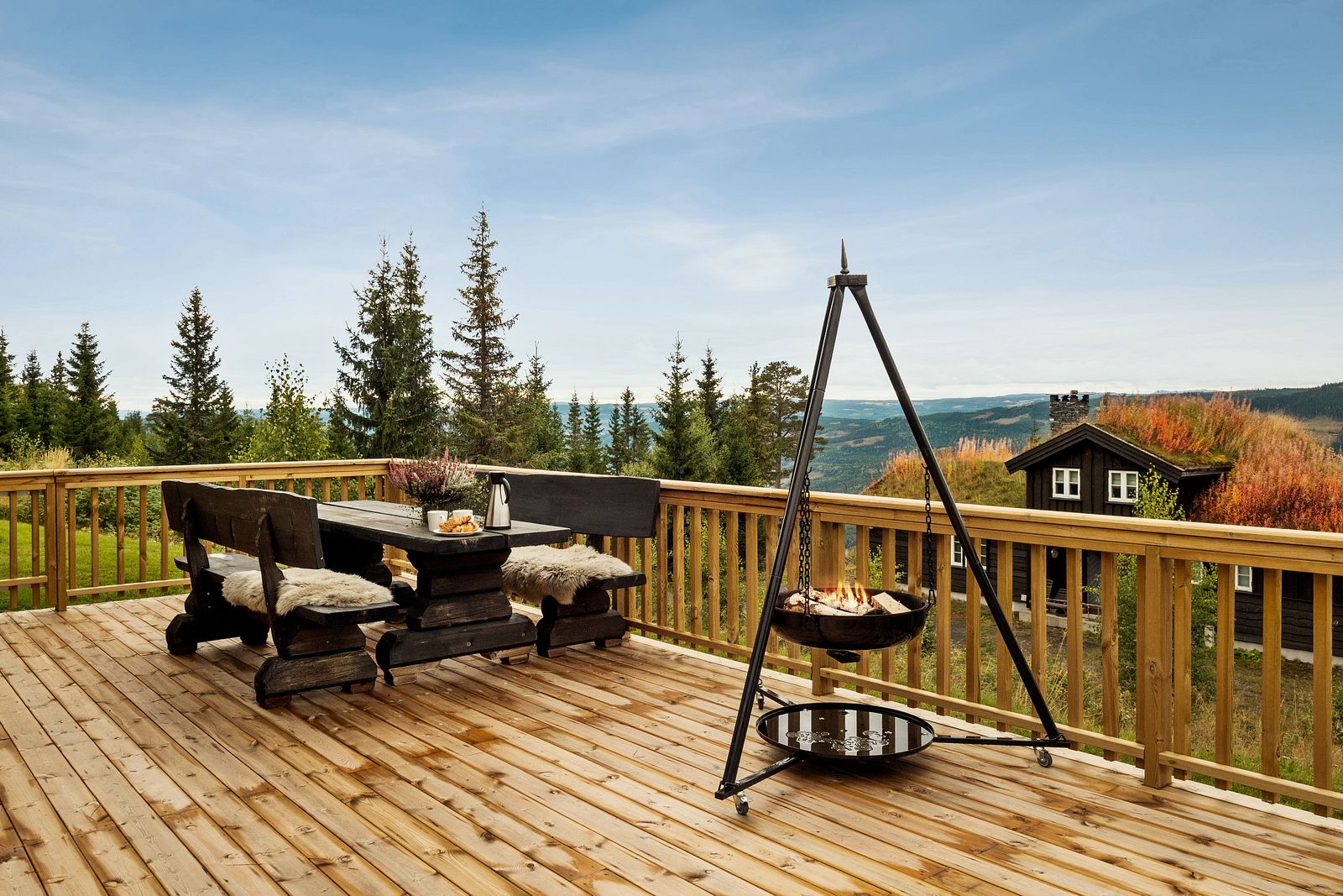 Solrik terrasse med god plass til utemøbler.