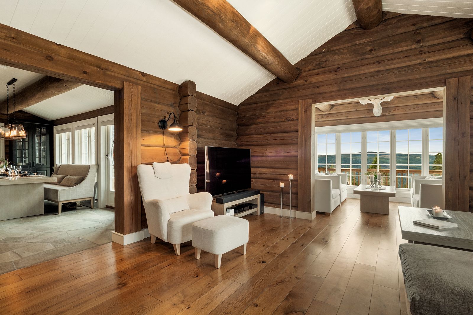 Flere koselige stue- og oppholdssoner.