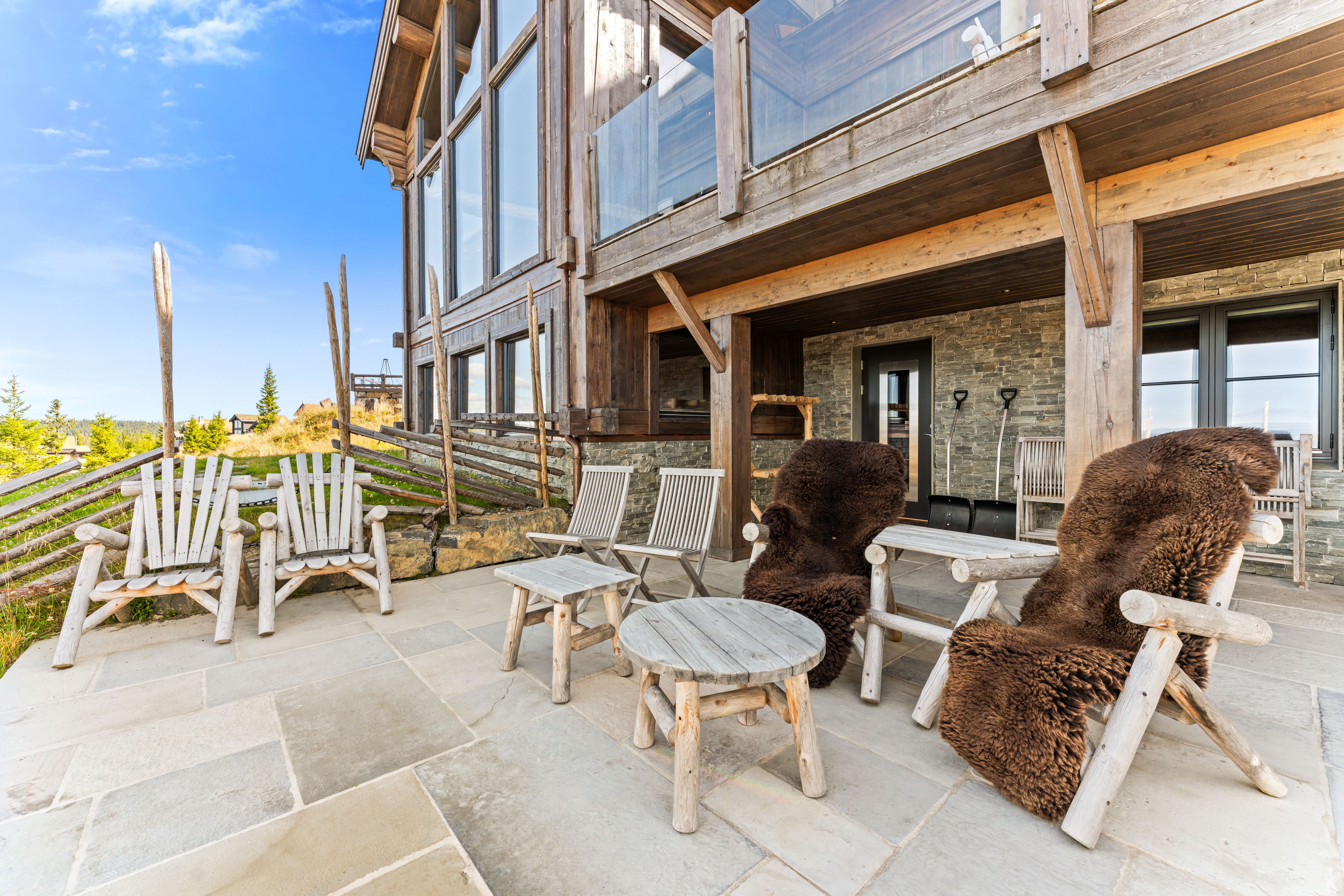 Utemøbler medfølger. 