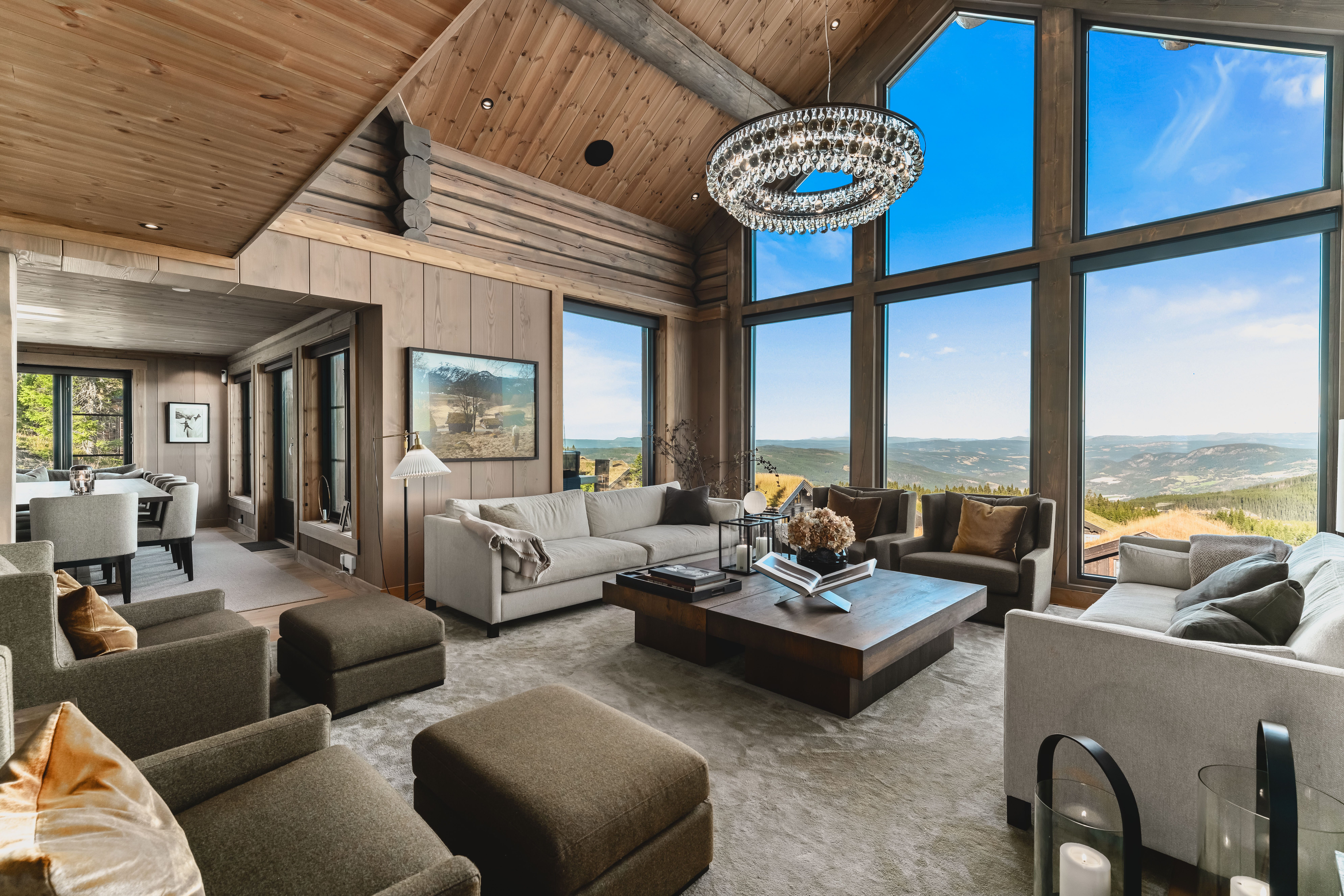 Vindusflater som strekker seg helt opp mot mønet.