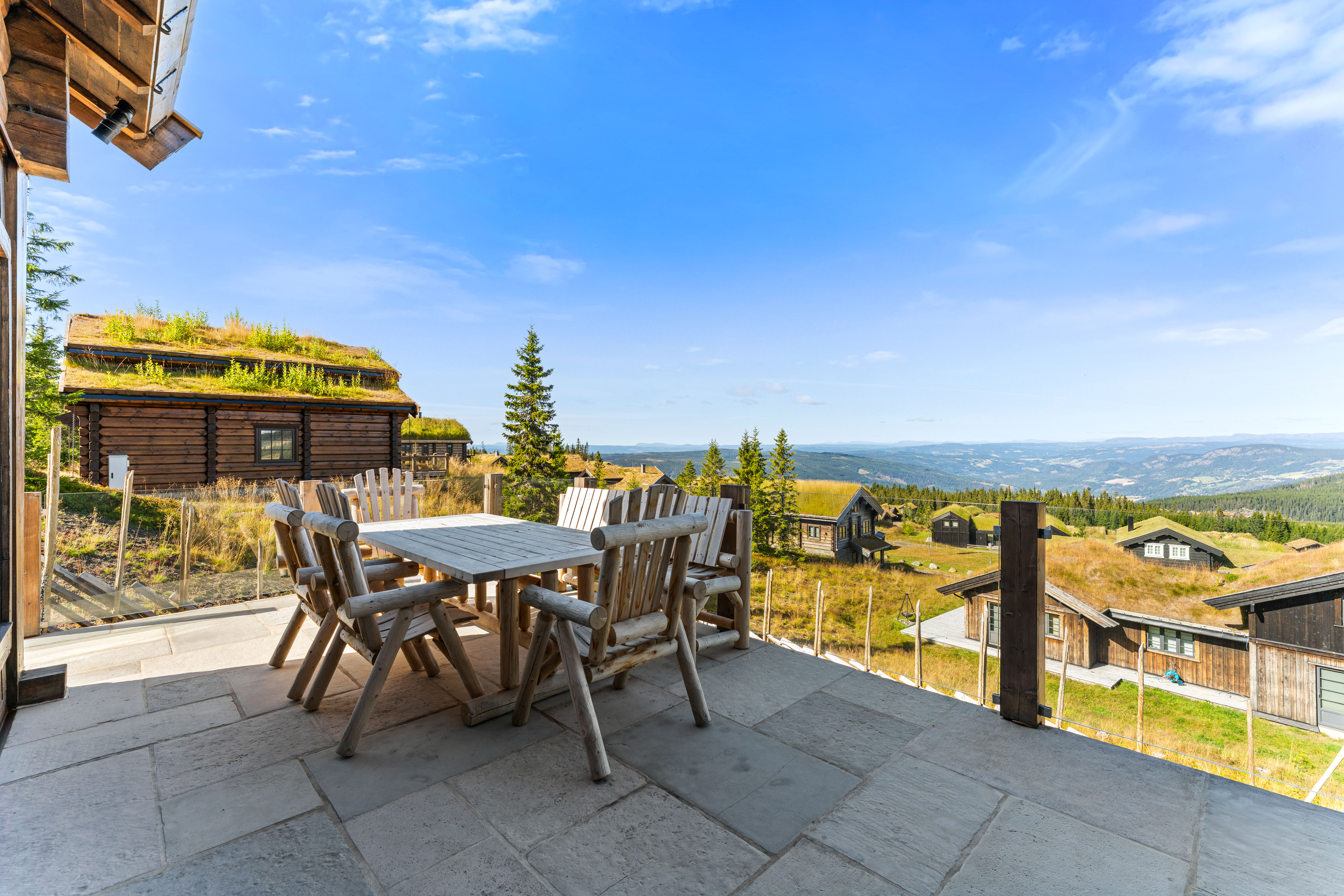 Flotte skiferbelagte uteplasser. 