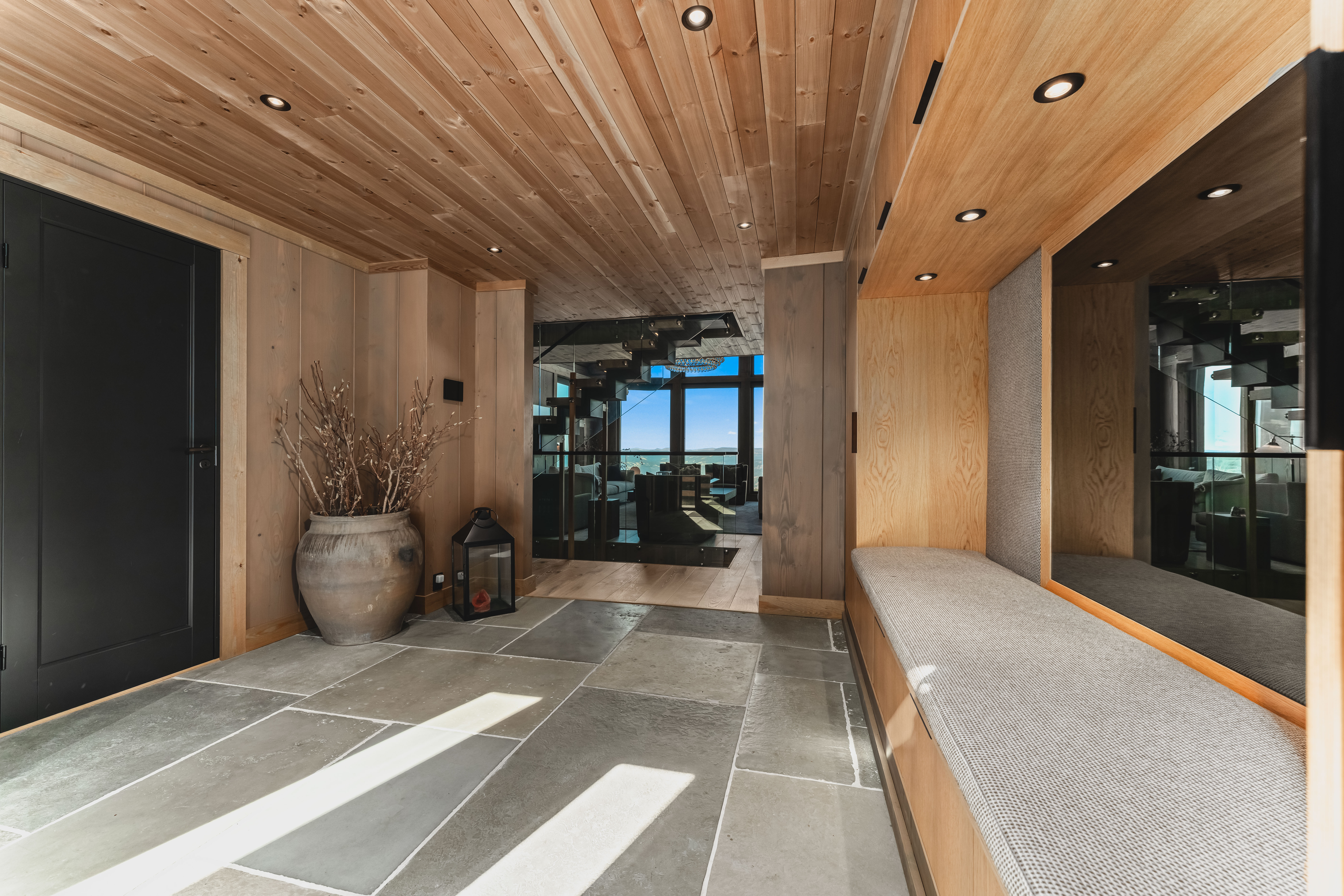 Flislagt gulv av typen Raw Stone. 