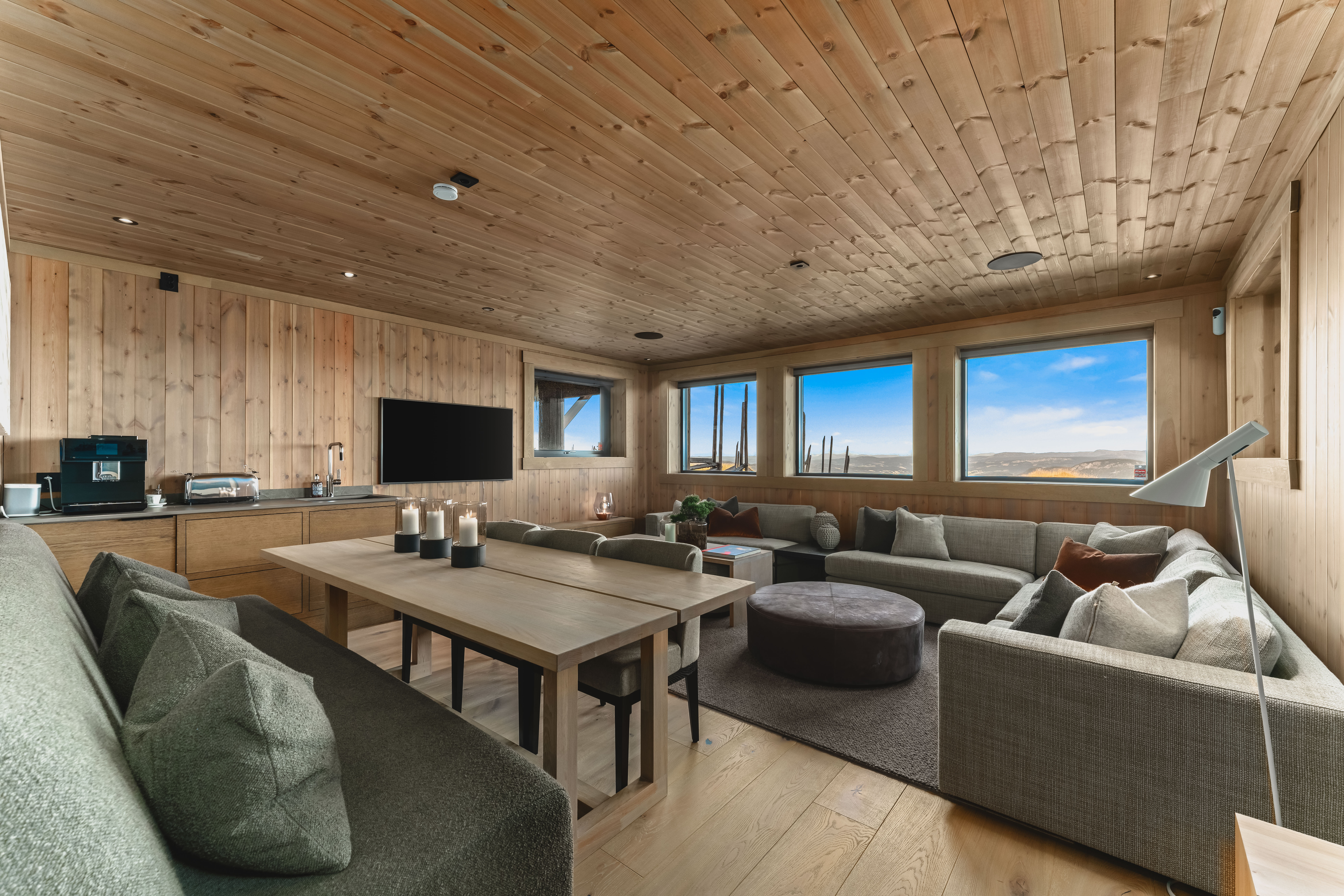 Flott stue med  kjøkkenkrok i underetasjen.