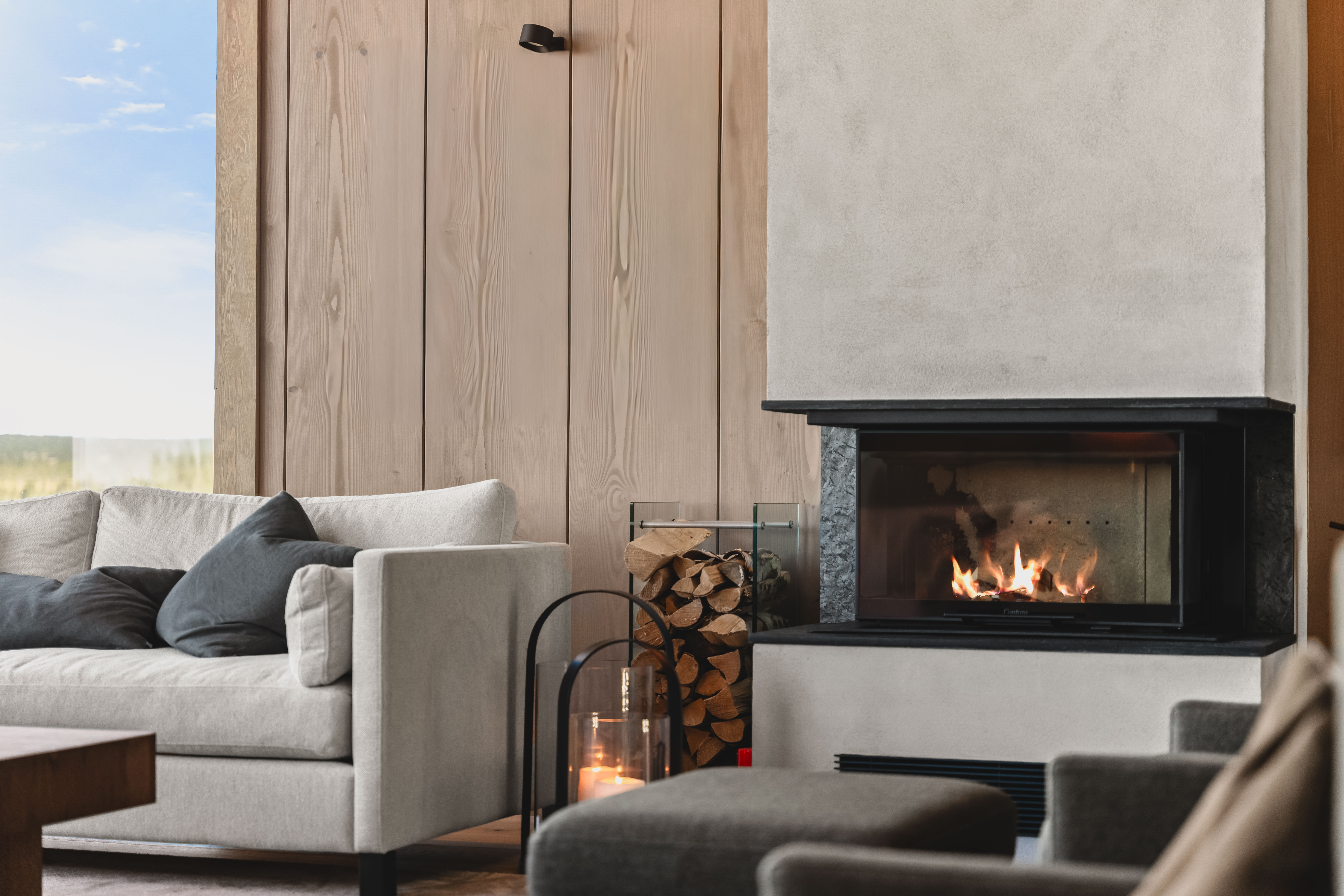 Stilren peis med hev-/senk peisdør.