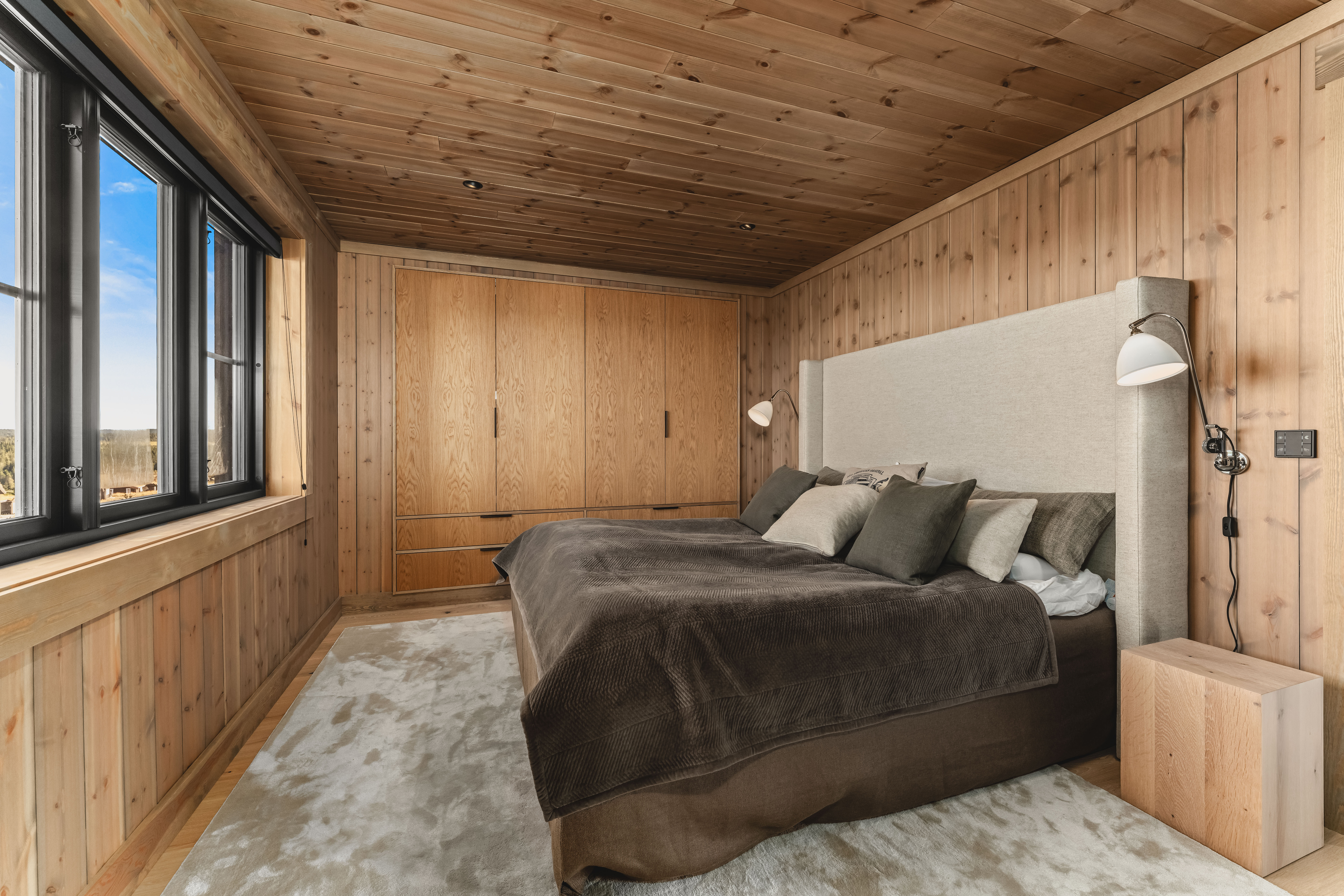 To soverom i 1. etasje med tilhørende bad. 