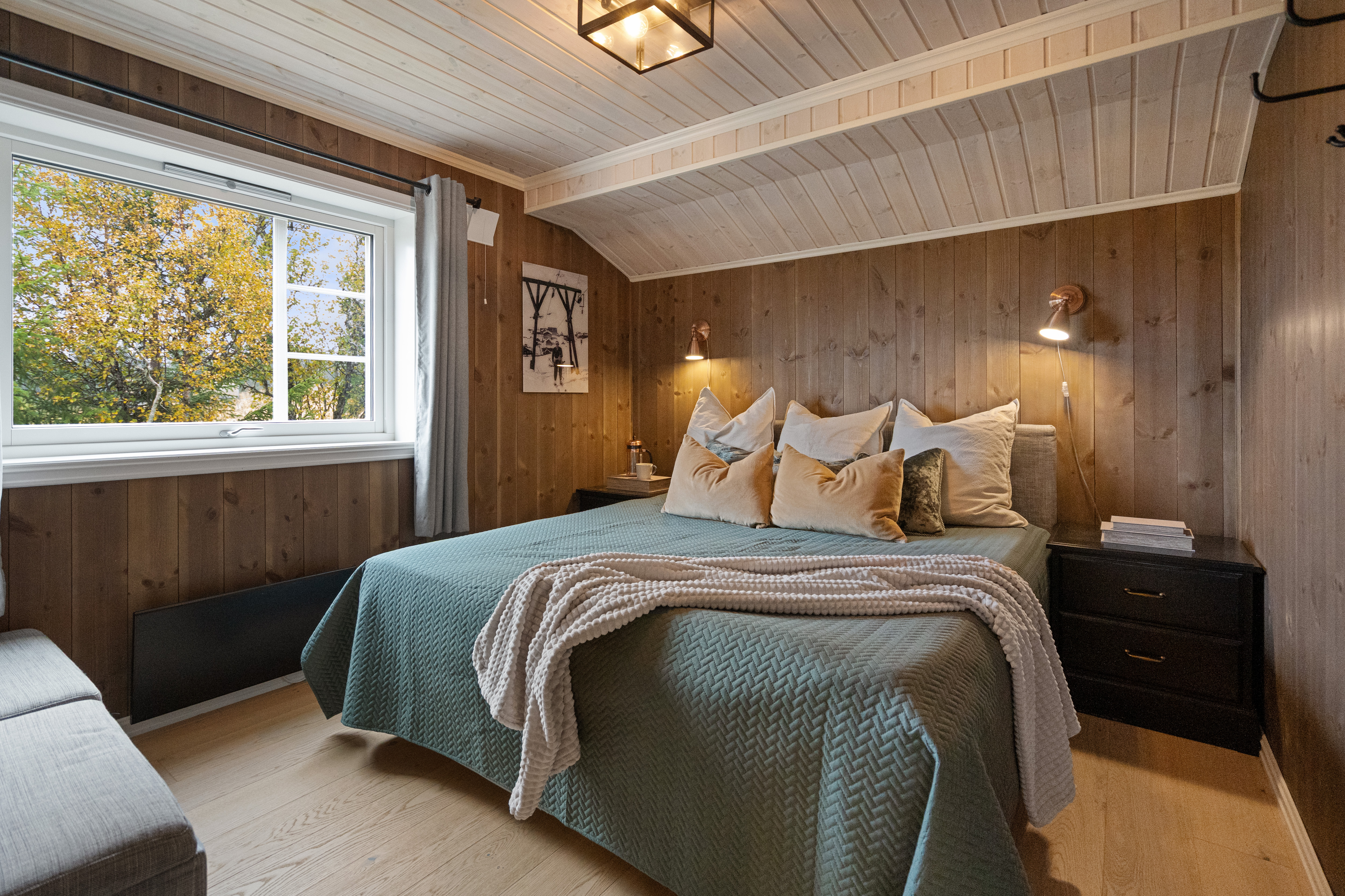 Soverom med dobbeltseng og vindu som slipper inn rikelig med dagslys.