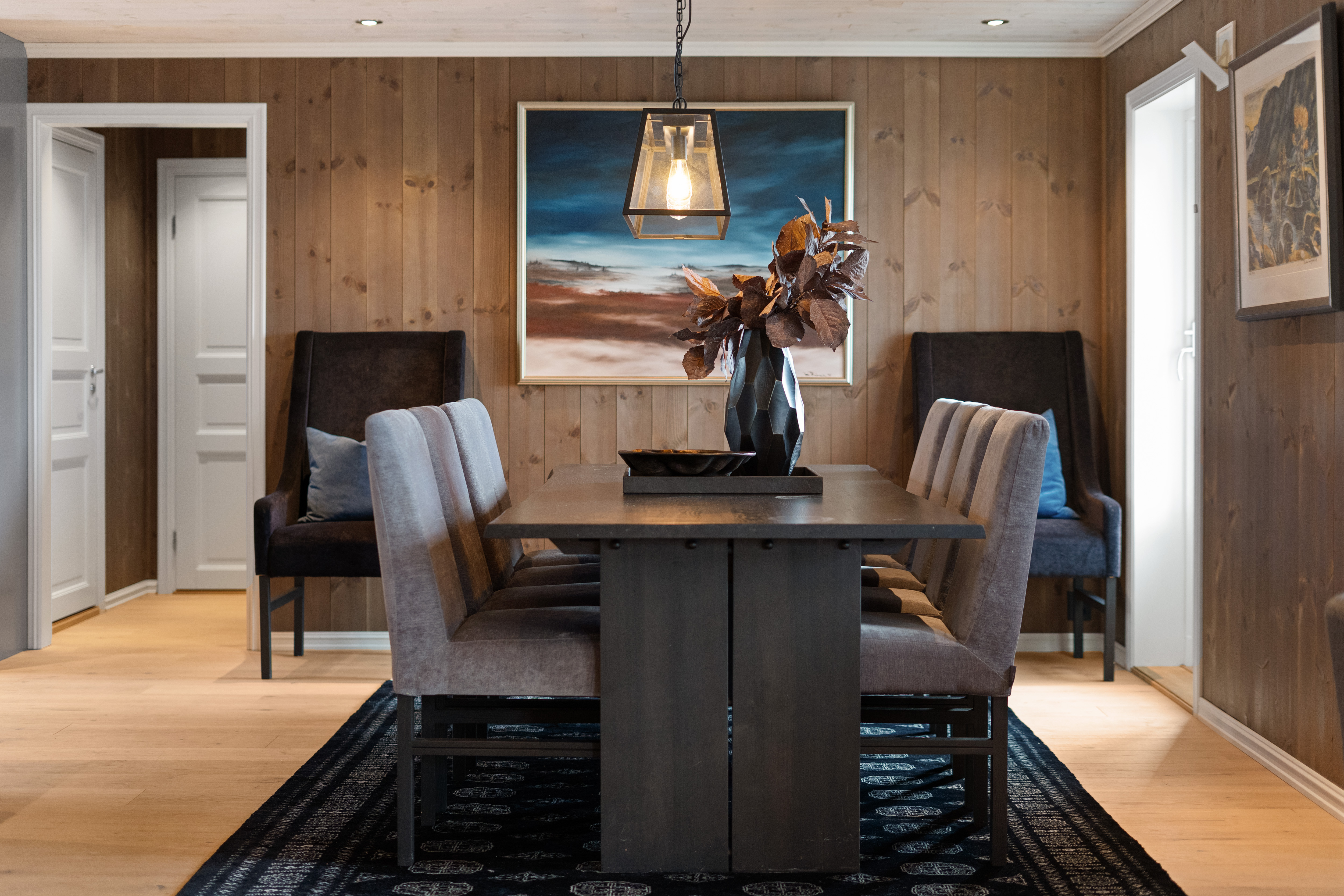 Lys og innbydende spisestue med gjennomført stil og fine materialvalg.