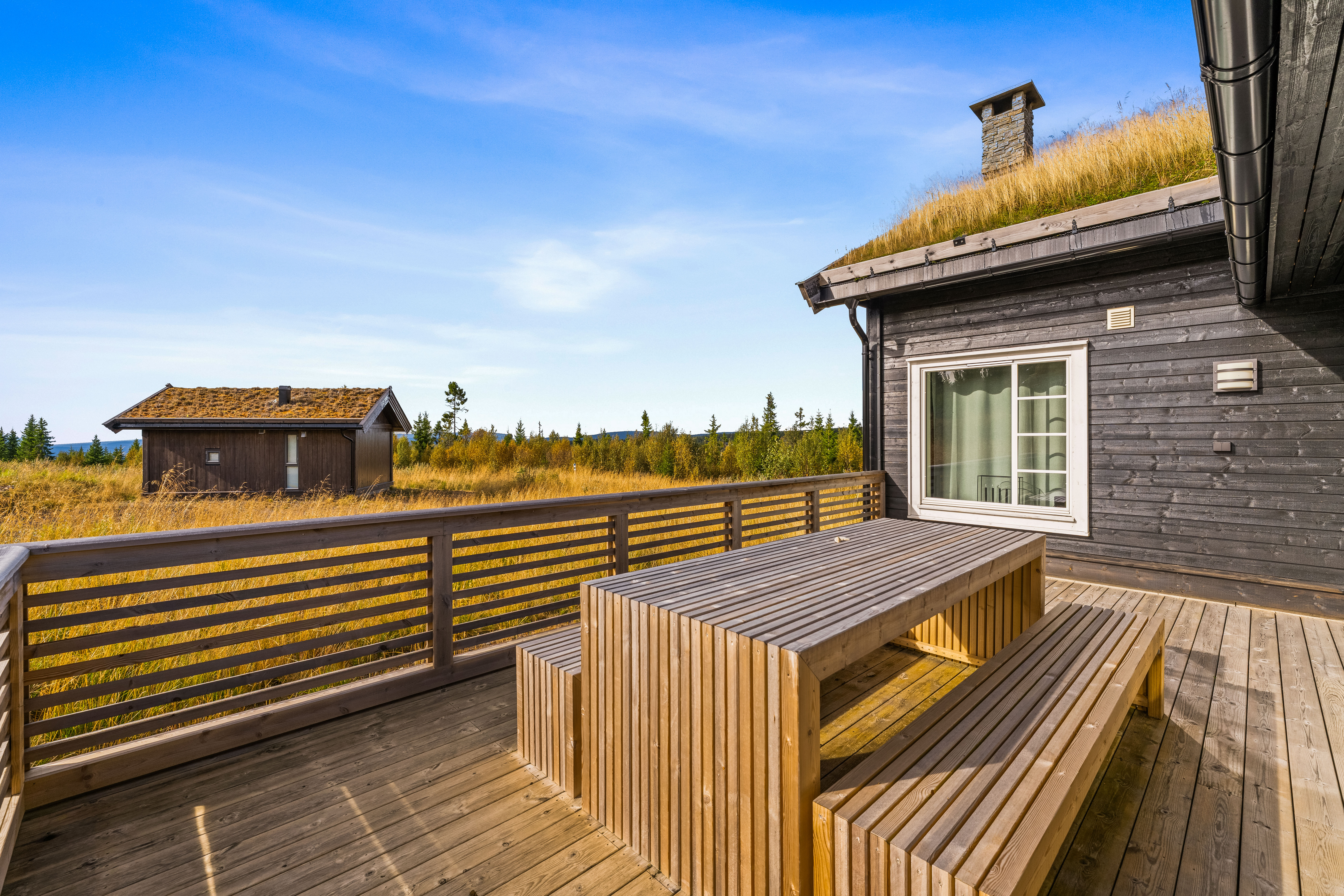 Romslig terrasse med flott utsikt og gode solforhold.