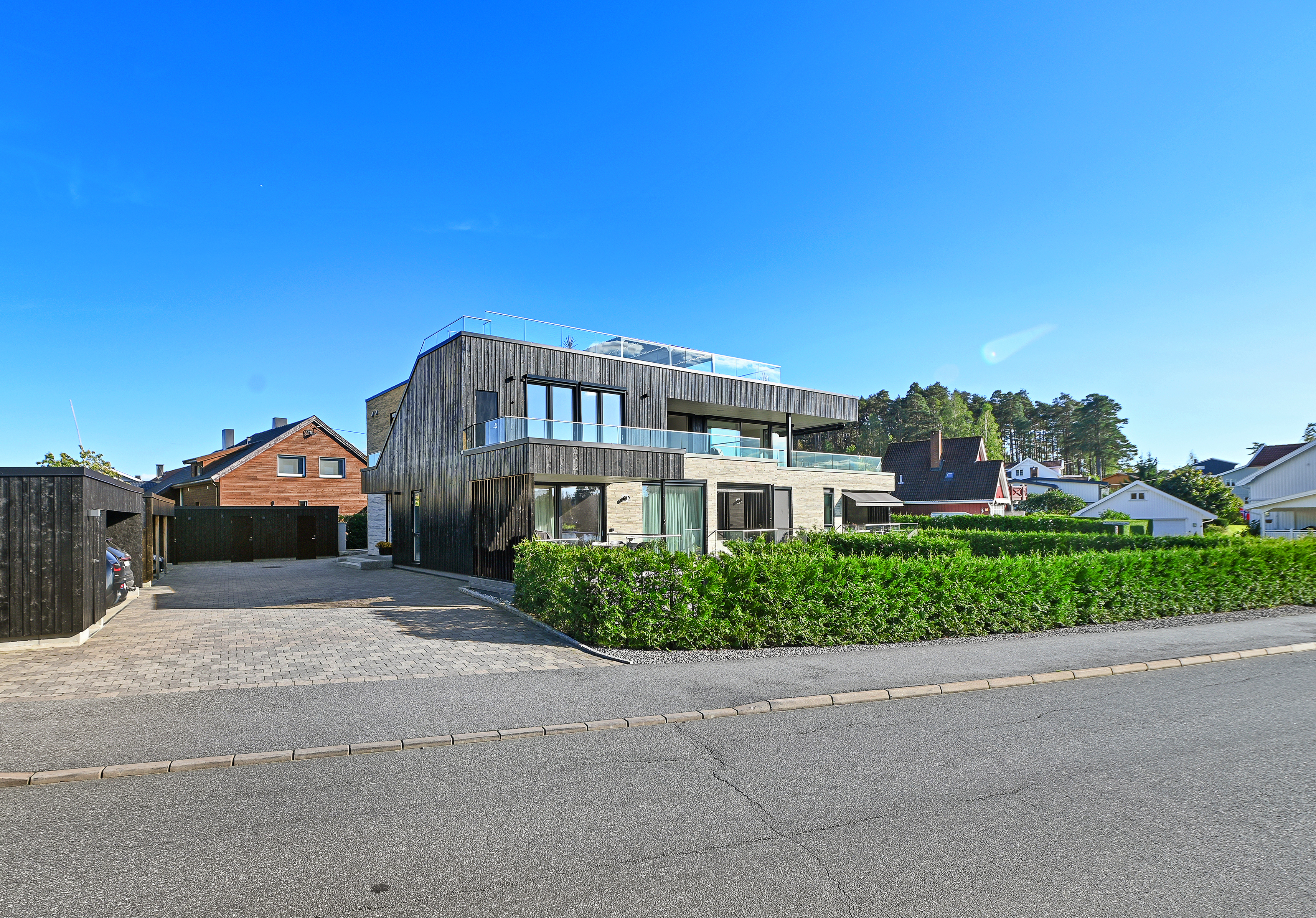 Området er barnevennlig, og det er kort avstand til dagligvareforretning, handelsområdet på Tunejordet, turområder m.m.