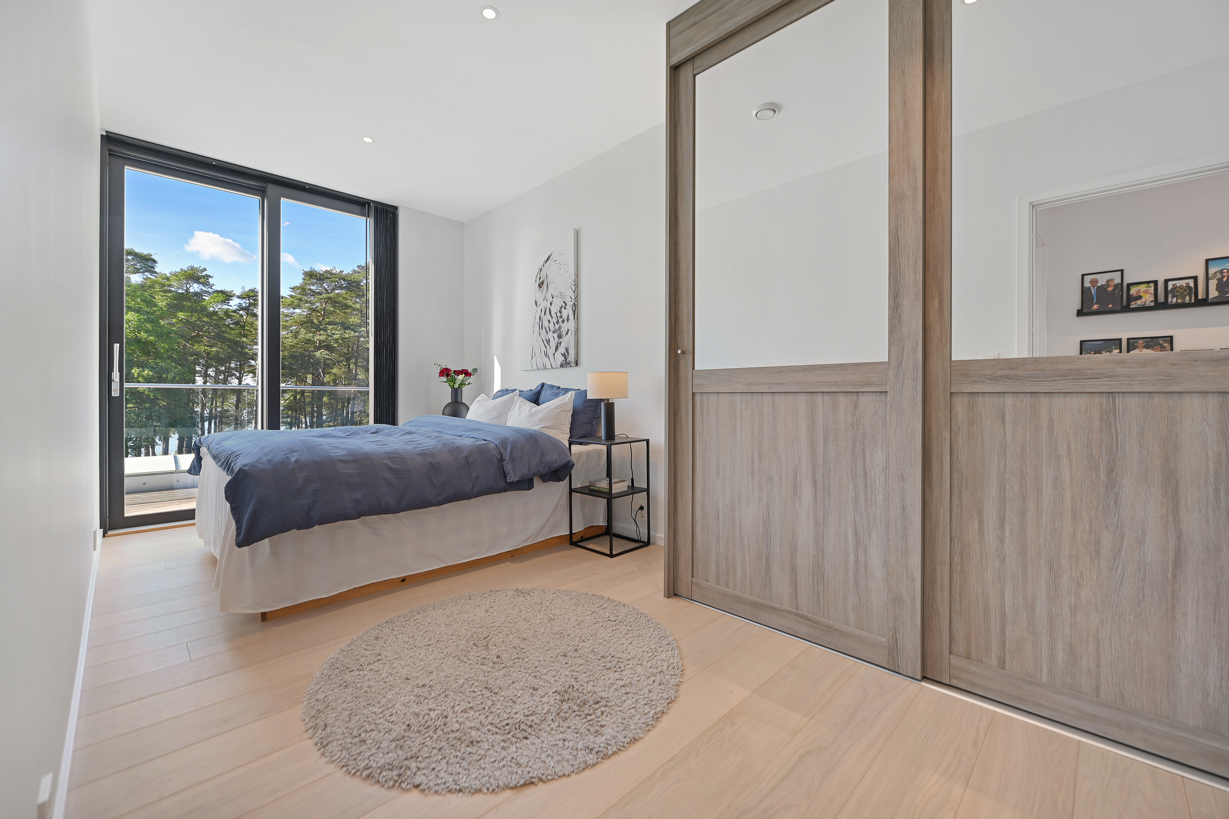 2 av soverommene har skyvedørsgarderober.