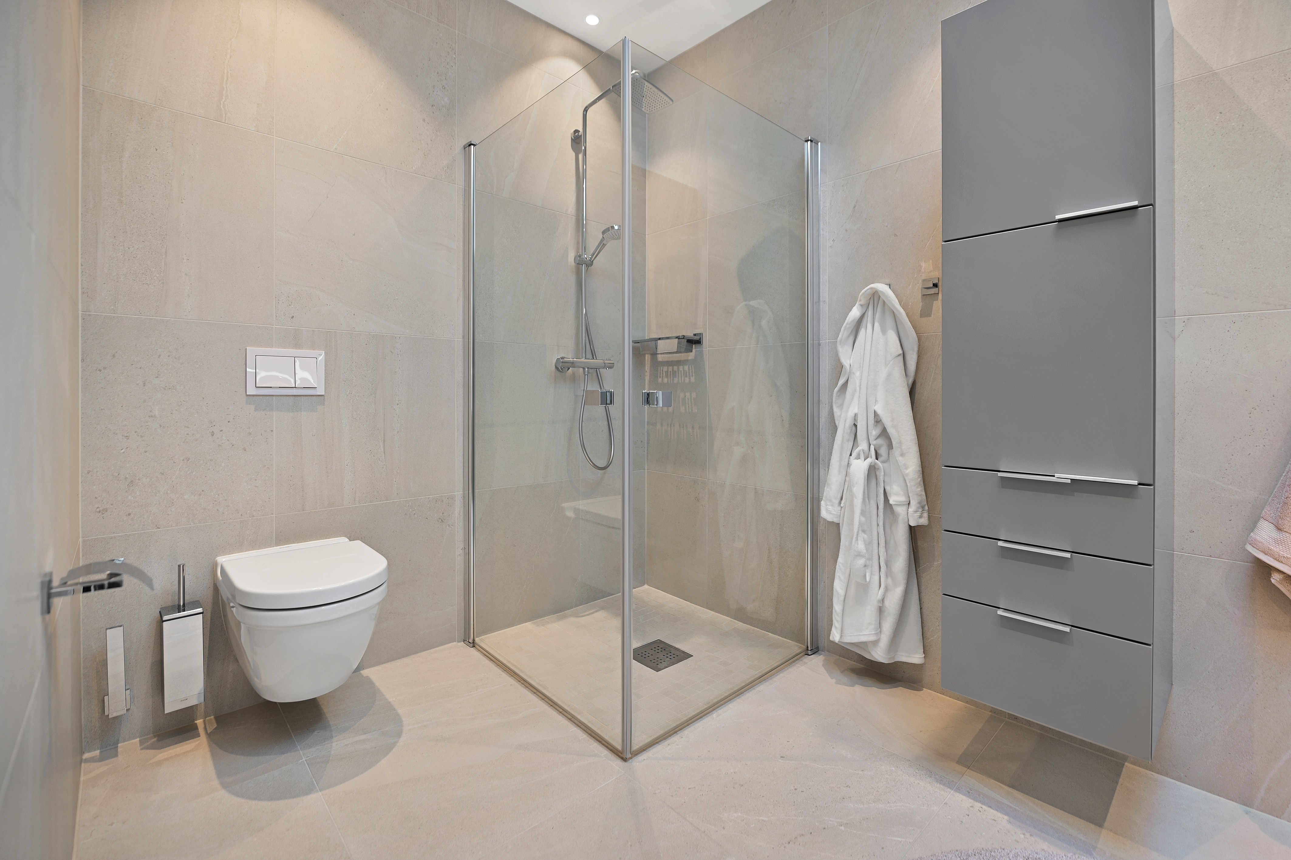 Baderommet er delikat innredet og får dagslys fra et takvindu.