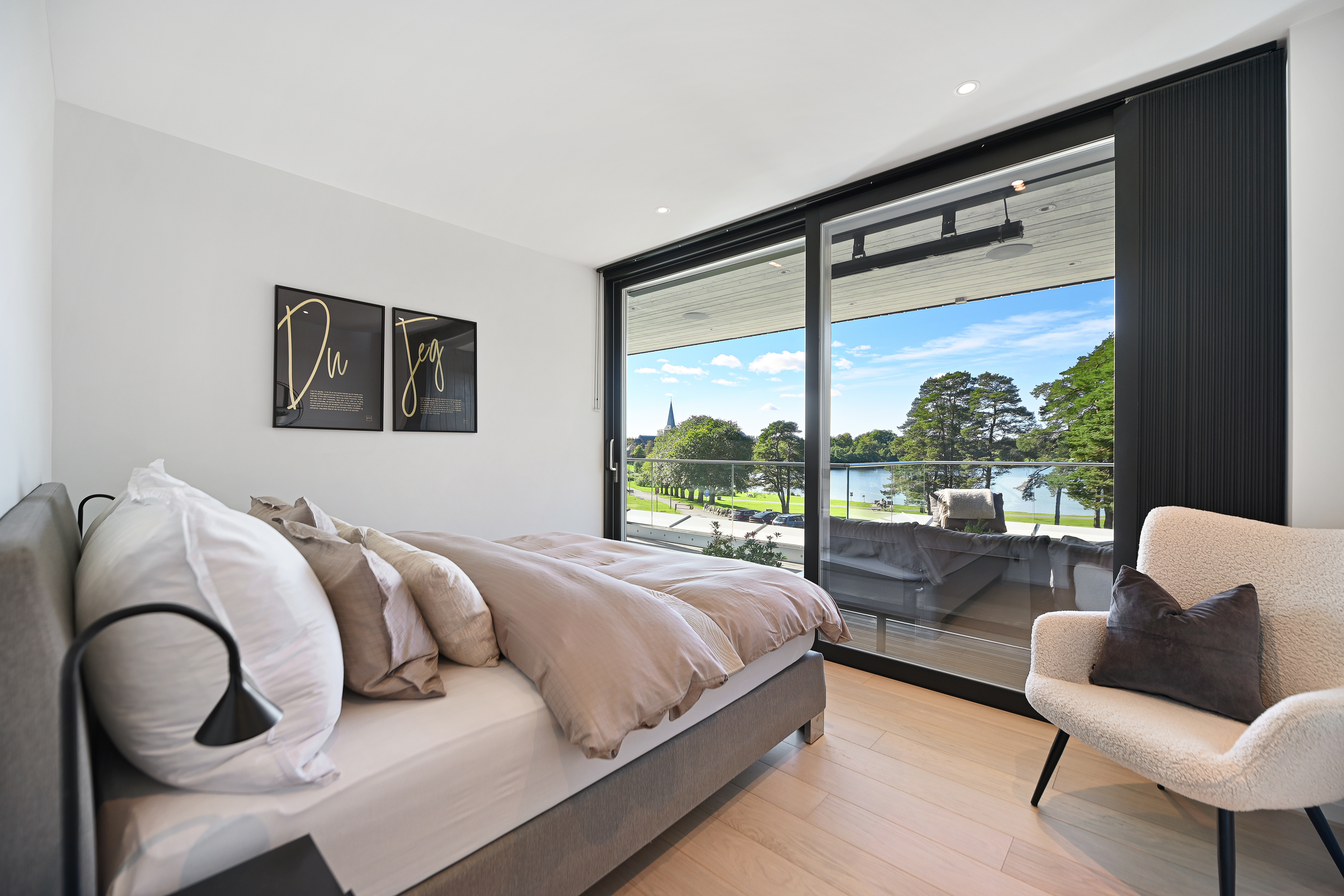 Leiligheten har 3 store soverom i hovedetasjen.