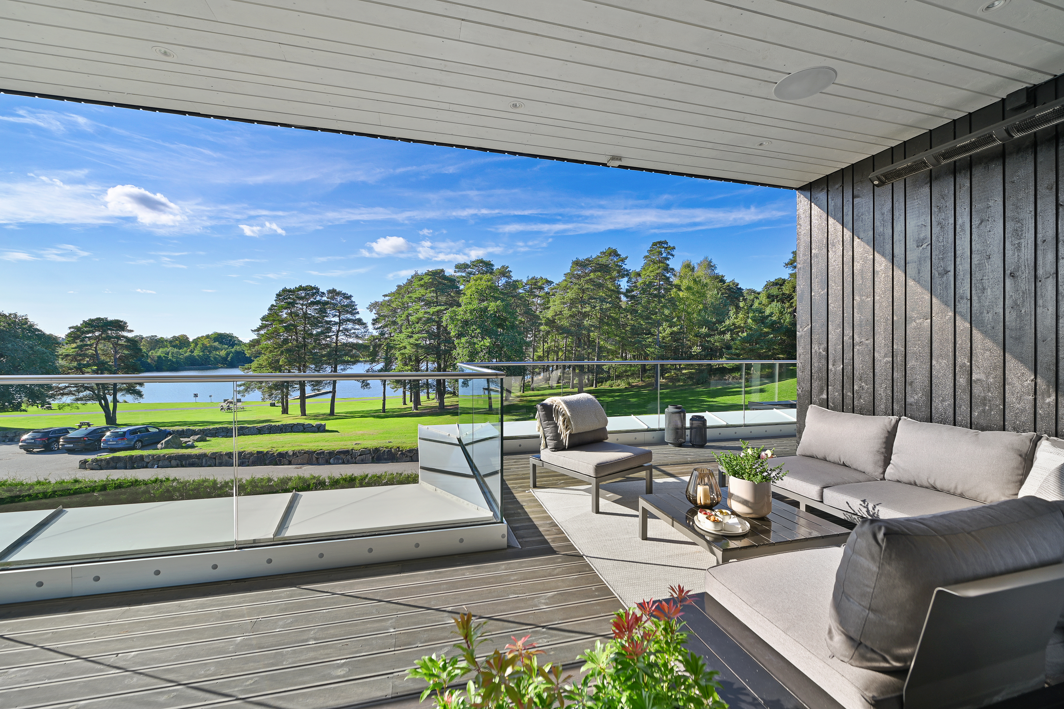 Terrassene har integrerte høyttalere, elektriske markiser, og terrassevarmere, og det er uttak for strøm, vann og gass.