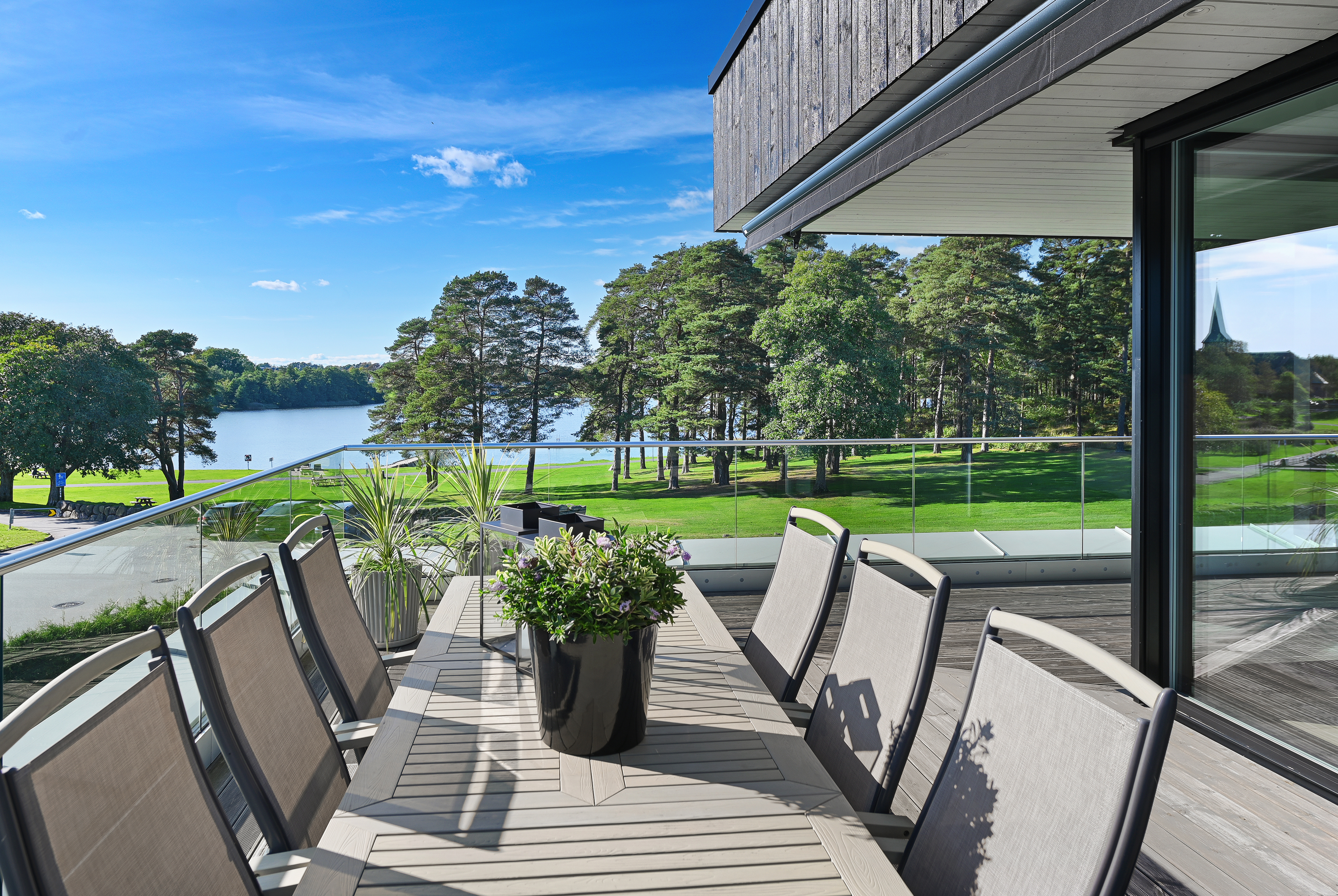 På varme sommerdager er det yrende badeliv ved strandområdet på Tunevannet.