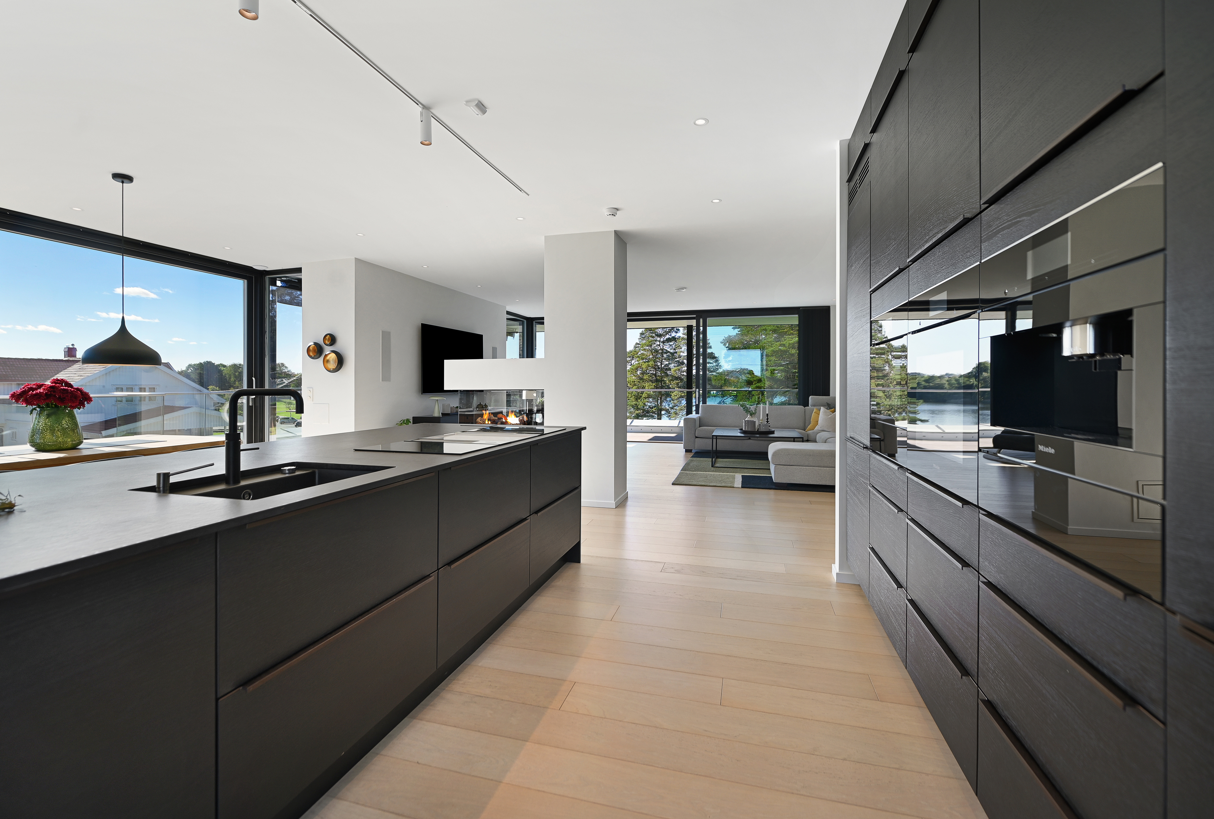 Integrerte hvitevarer fra Miele bestående av stekeovn, kombinert stek- og micro, helt kjøleskap, helt fryseskap, kombinert kjøl- og fryseskap m/isbitmaskin, kaffemaskin, oppvaskmaskin og vinskap.