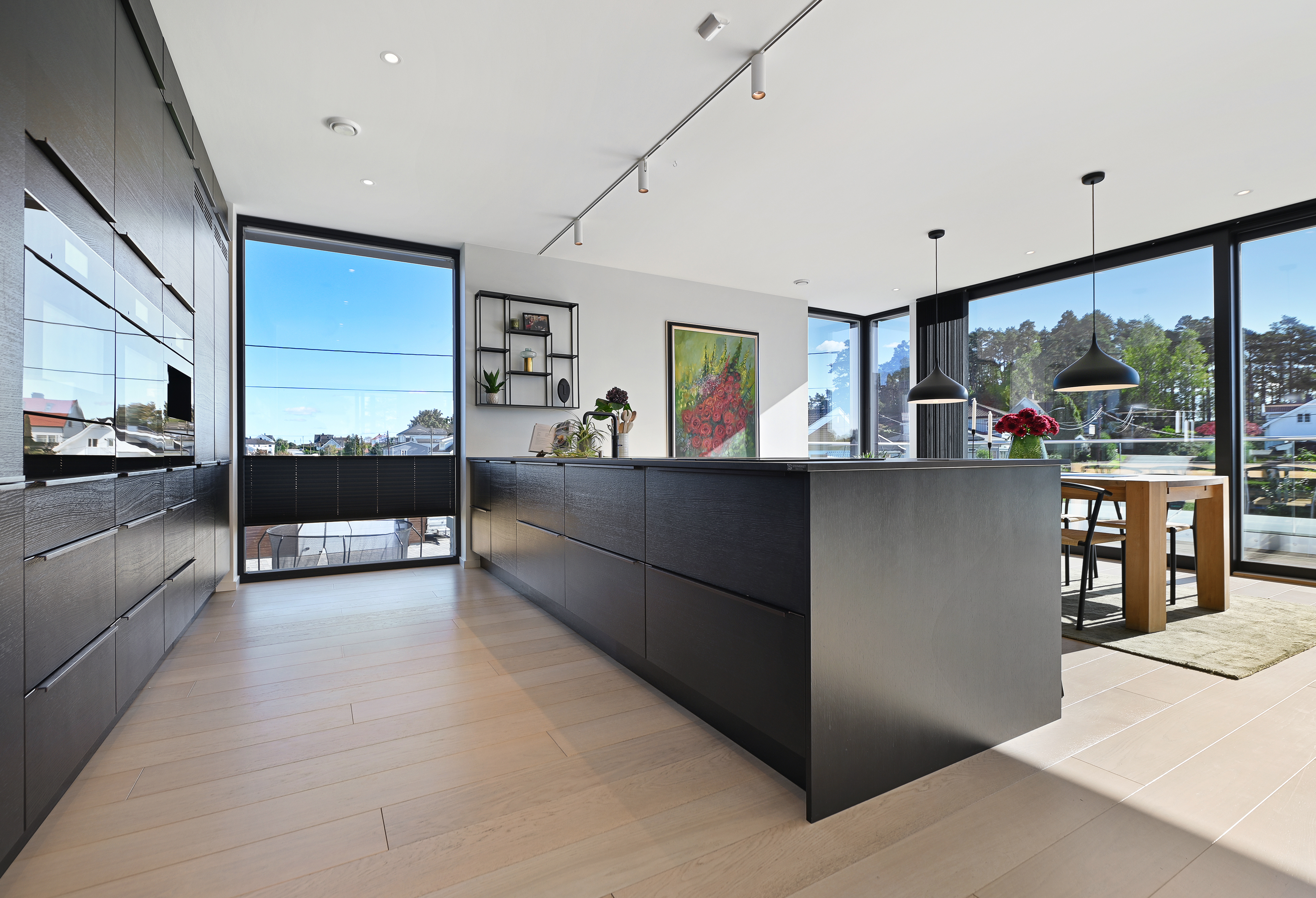 Det er utvendig solskjerming på tilnærmet alle vinduer.