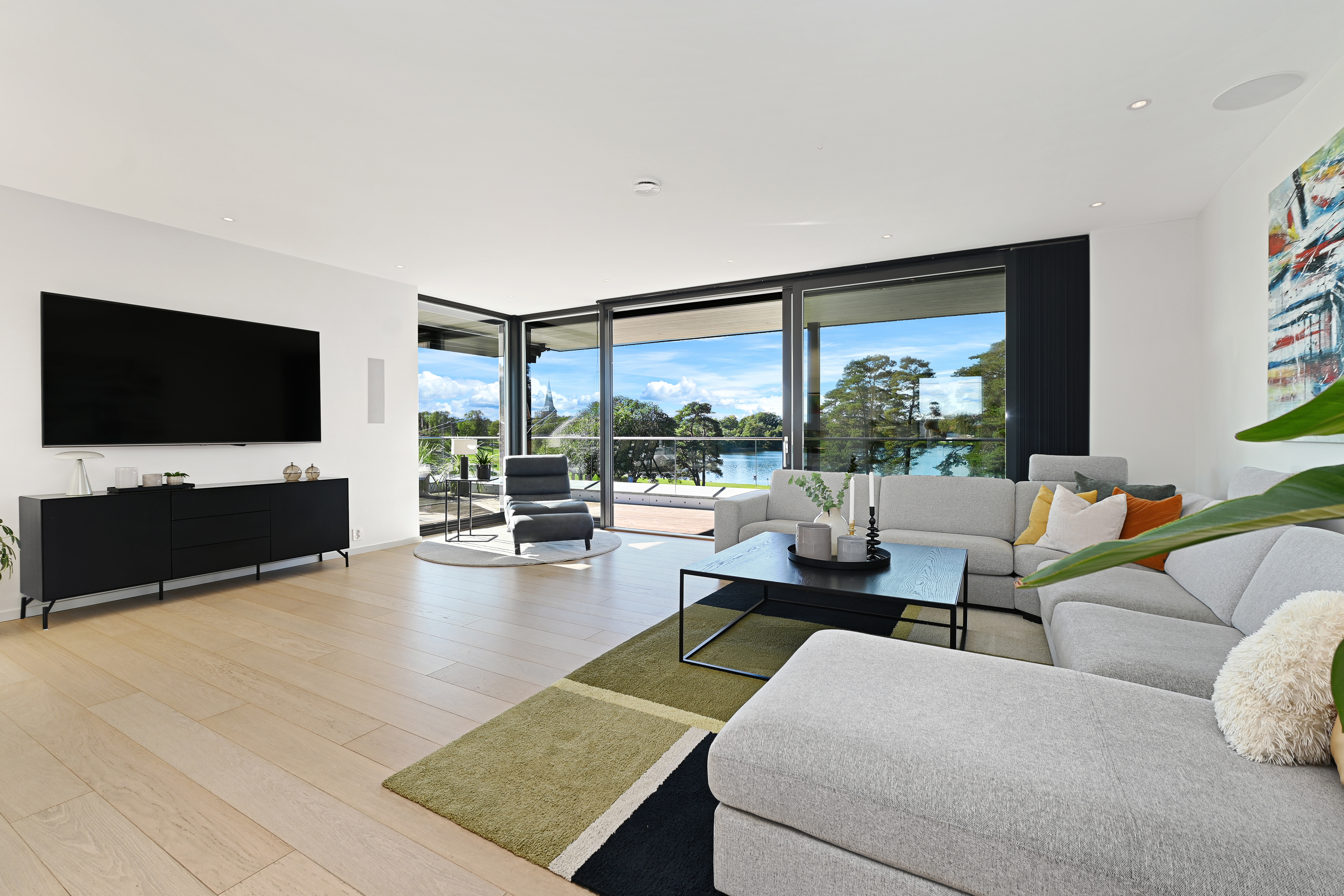 Store vinduer strekker seg fra gulv til tak, og alle gulv har vannbåren varme.