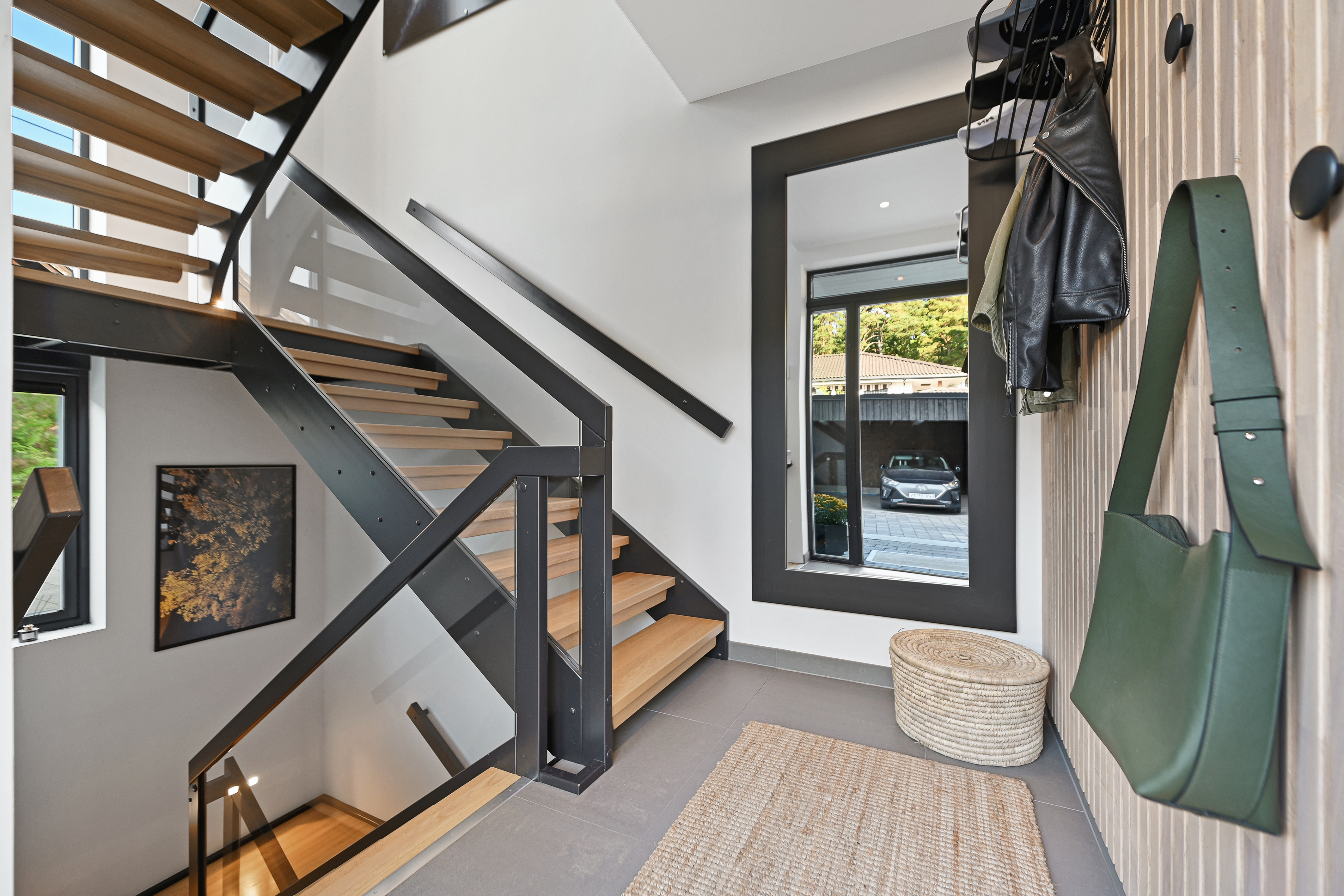 Entréen har trapp til begge etasjer.