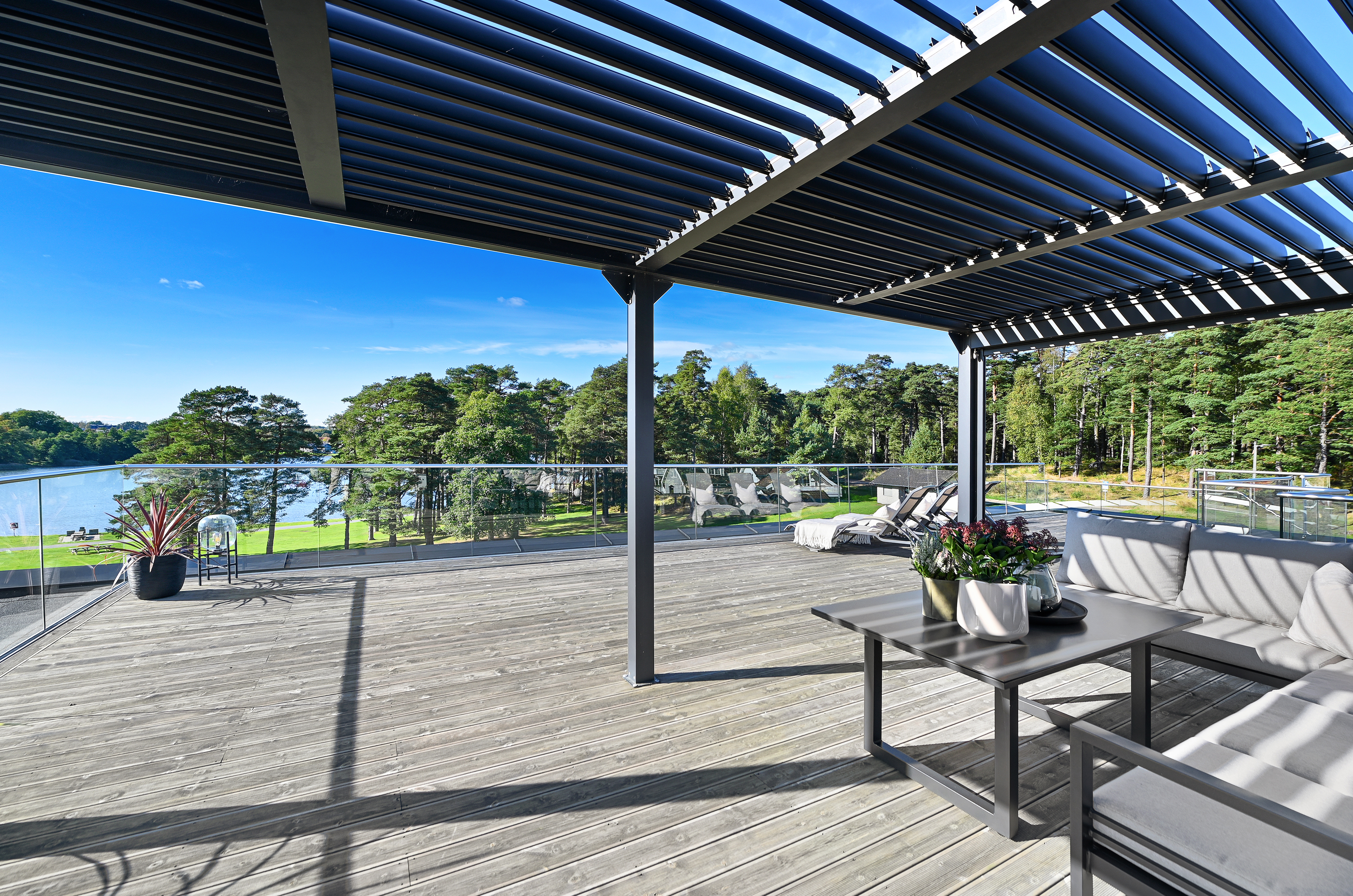 Terrassen er forsterket for eventuell jacuzzi, og det er uttak for varmt og kaldt vann for eventuell utedusj.