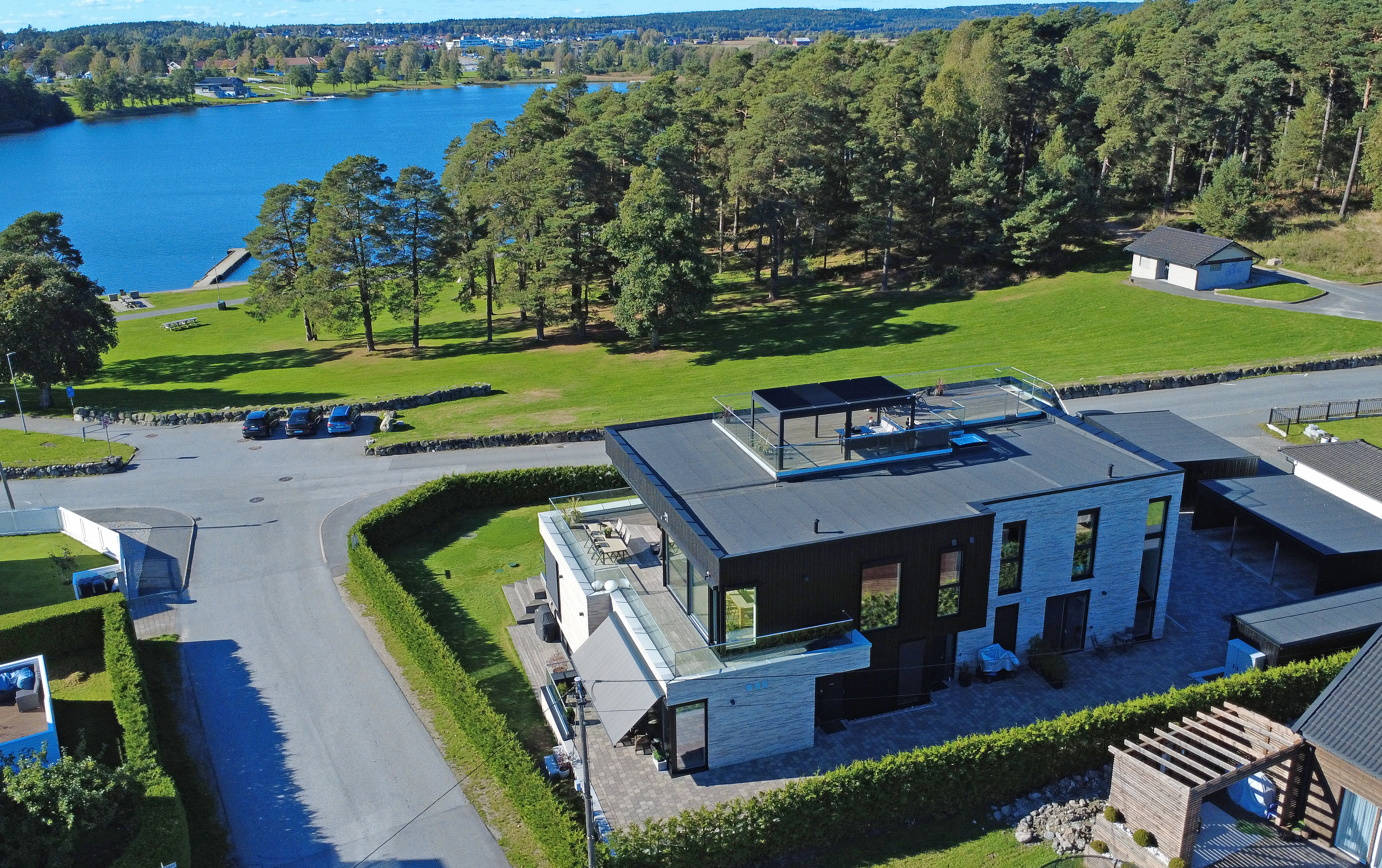 Leiligheten har høy standard, og ligger vendt mot Tunevannet.