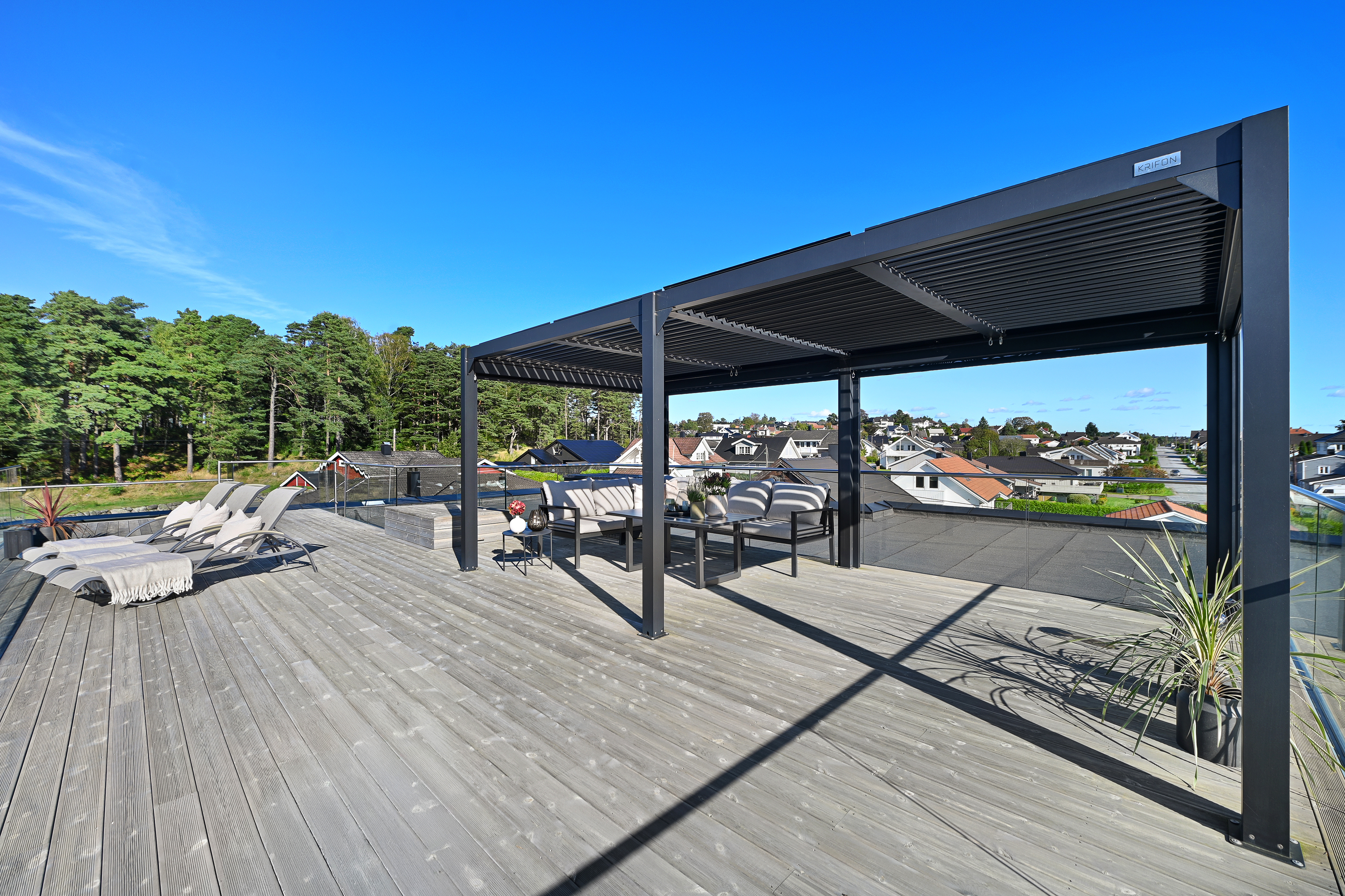 Terrassen har en dobbel pergola, og det er god plass til flere møbelgrupper. 