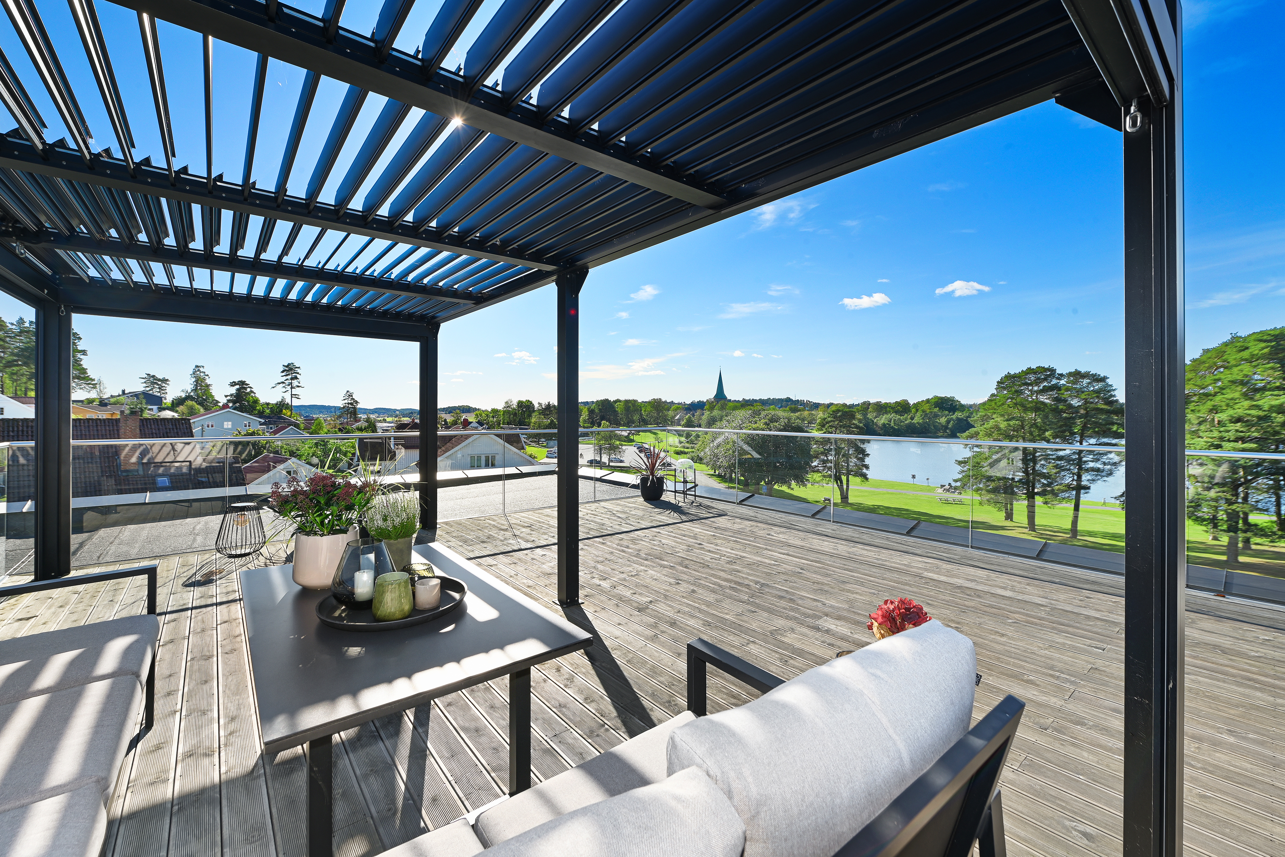 Her sitter du høyt og usjenert, og her har du sol hele dagen og til sent på kveld.