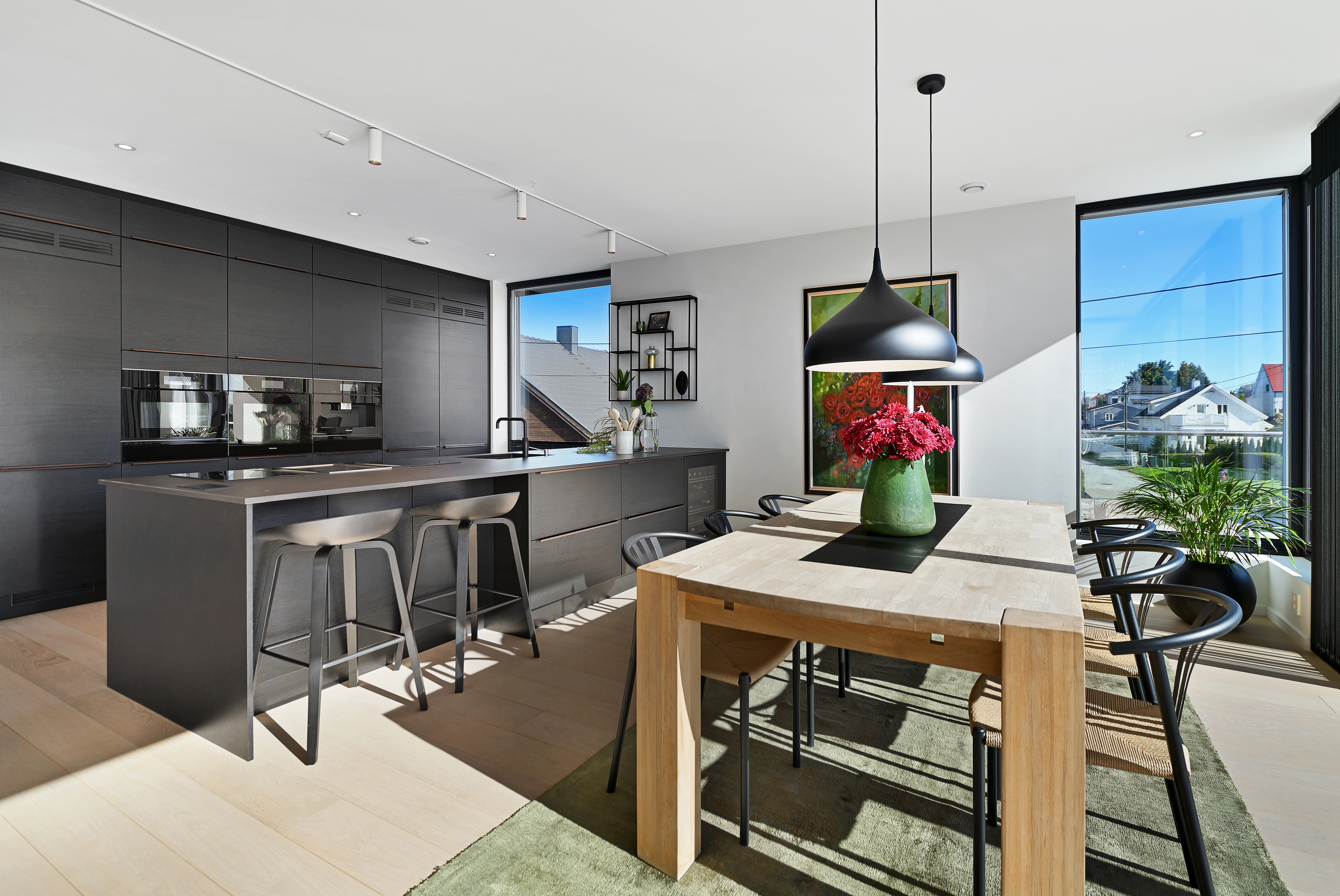 Åpen kjøkkenløsning og plass til stor spisestue.