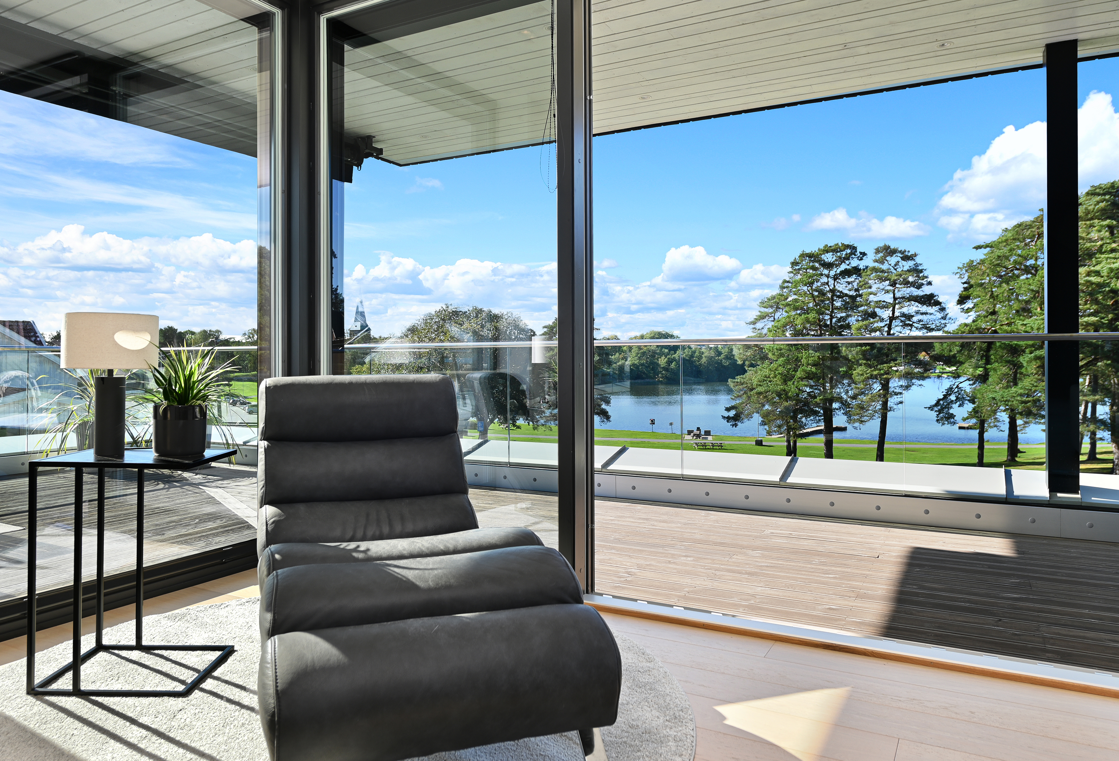 Leiligheten har gode og gjennomtenke løsninger, og det er brukt materialer og innredninger av god kvalitet.